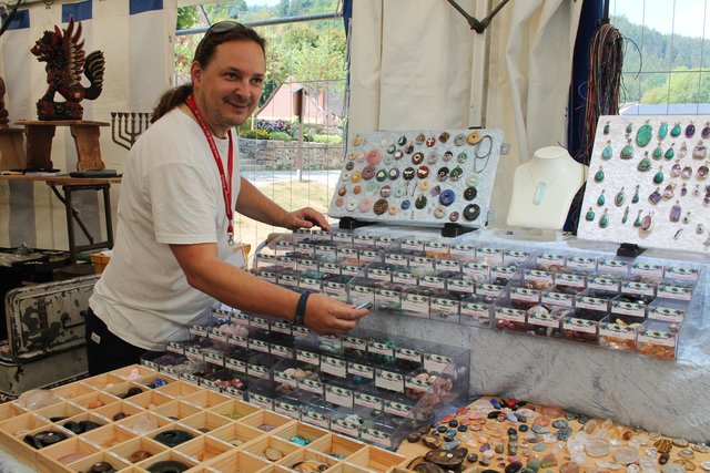 Auch Schmuck wird angeboten. | Foto: Glaser