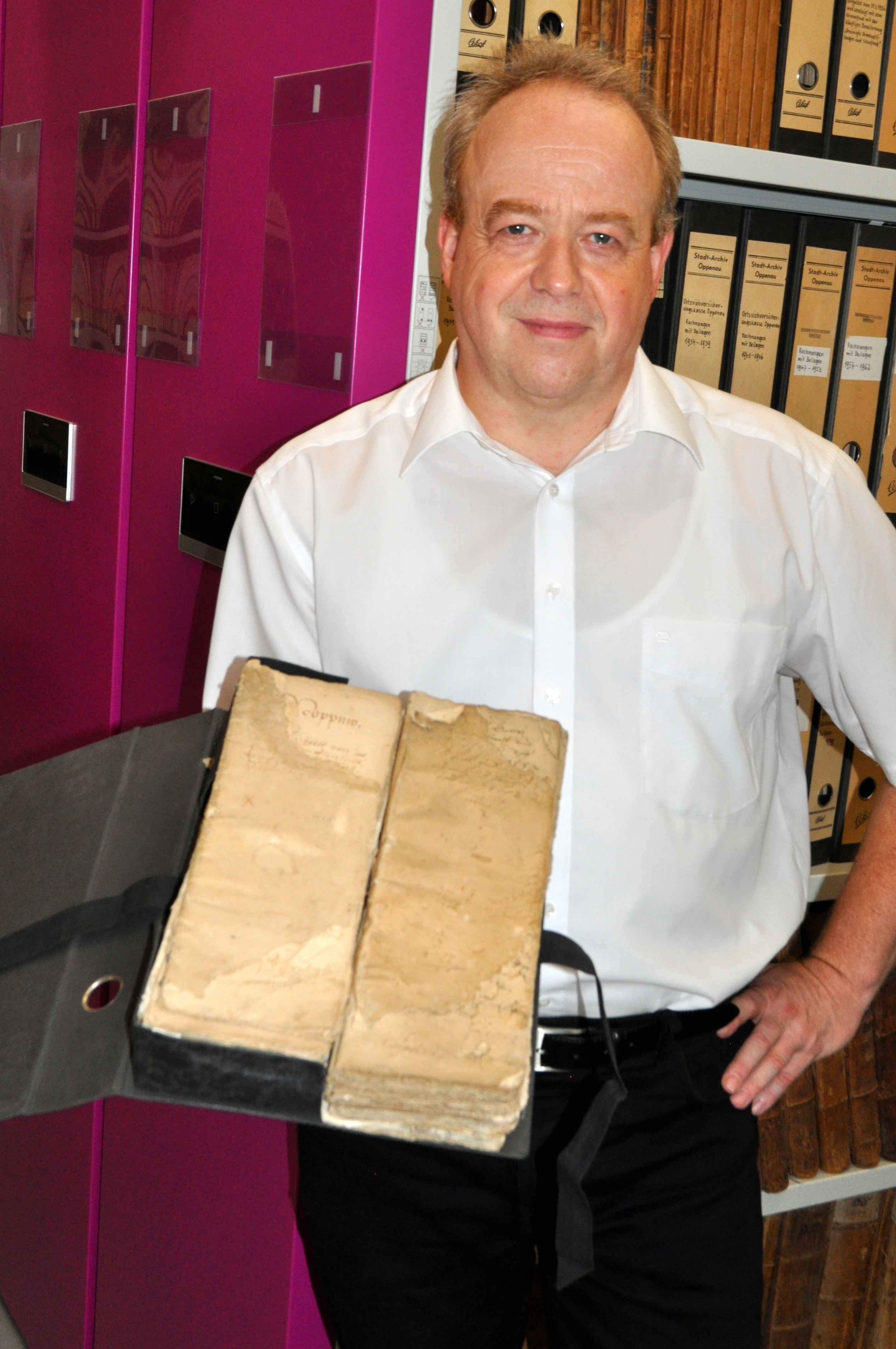 Hauptamtleiter Andreas Huber mit einem Einnahmeregister aus dem Jahr 1531