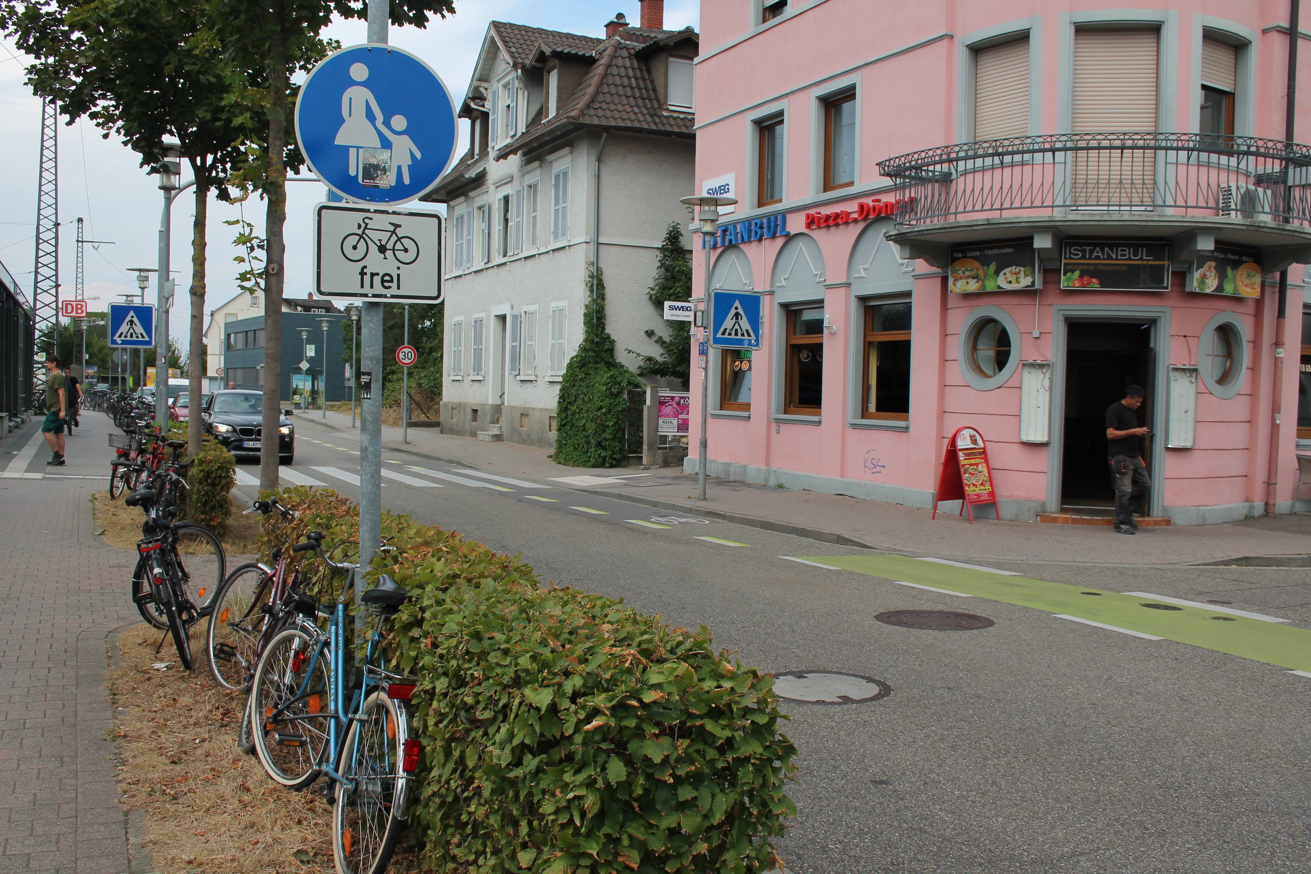 Ein Radweg in der Rammersweierstraße in Offenburg ist gegen die Fahrtrichtung ausgeschildert, zugleich gibt es einen Radschutzstreifen auf der Fahrbahn.