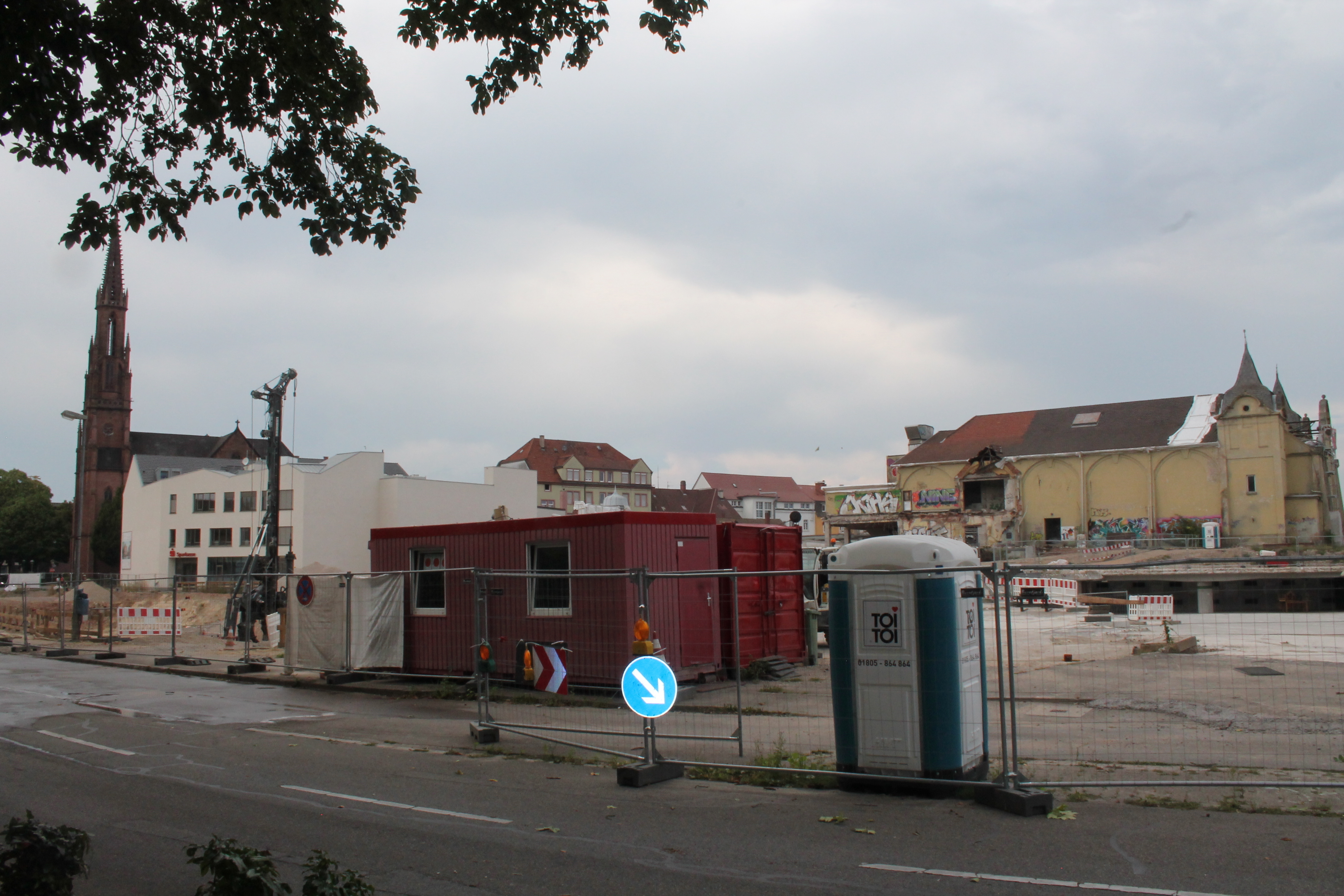 Nach dem alten Sparkassengebäude soll jetzt die alte Stadthalle abgerissen werden.