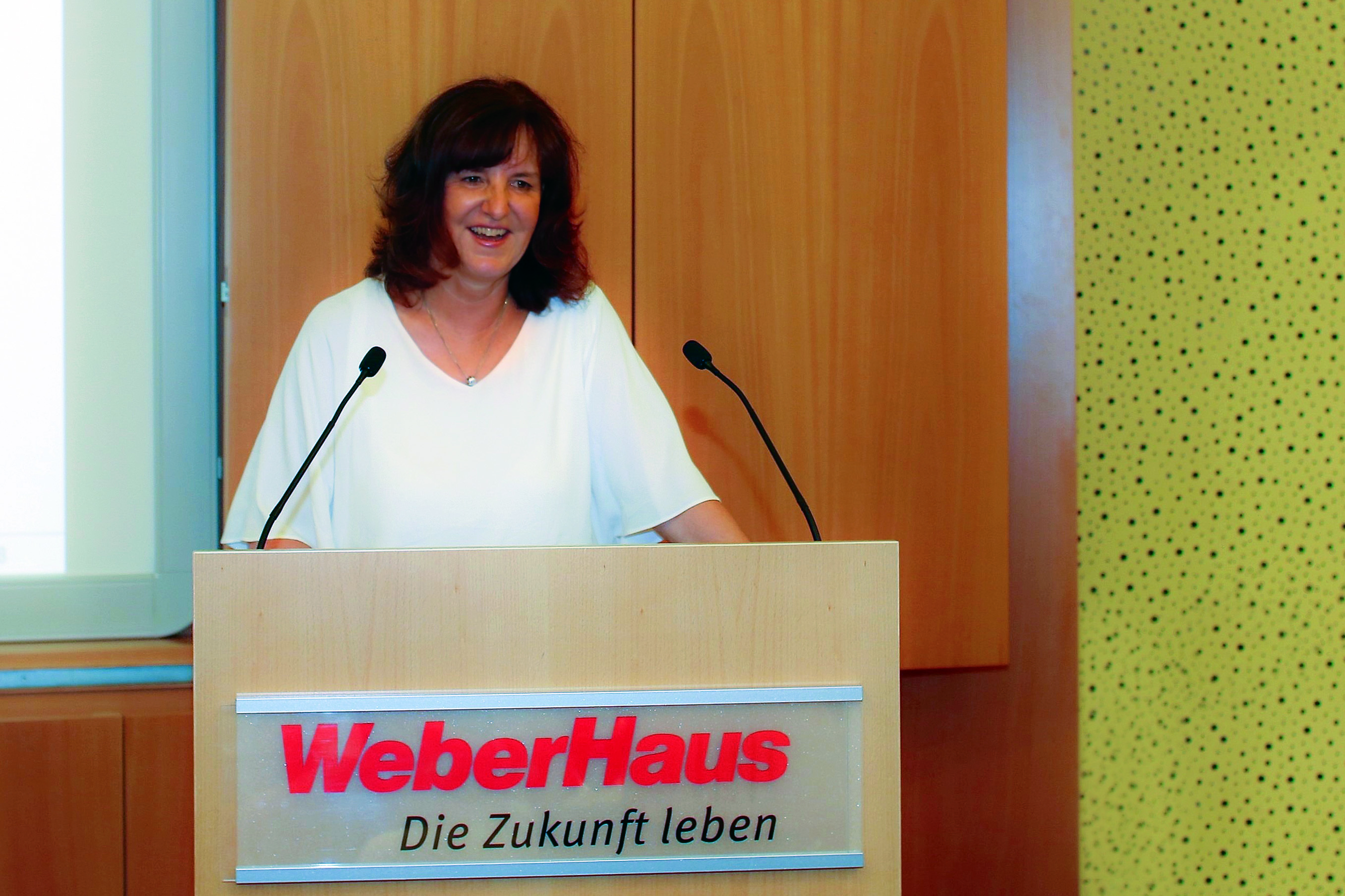 Heidi Weber-Mühleck, geschäftsführende Gesellschafterin von "WeberHaus", kündigte bei der Betriebsversammlung deutliche Lohn- und Gehaltserhöhungen an.