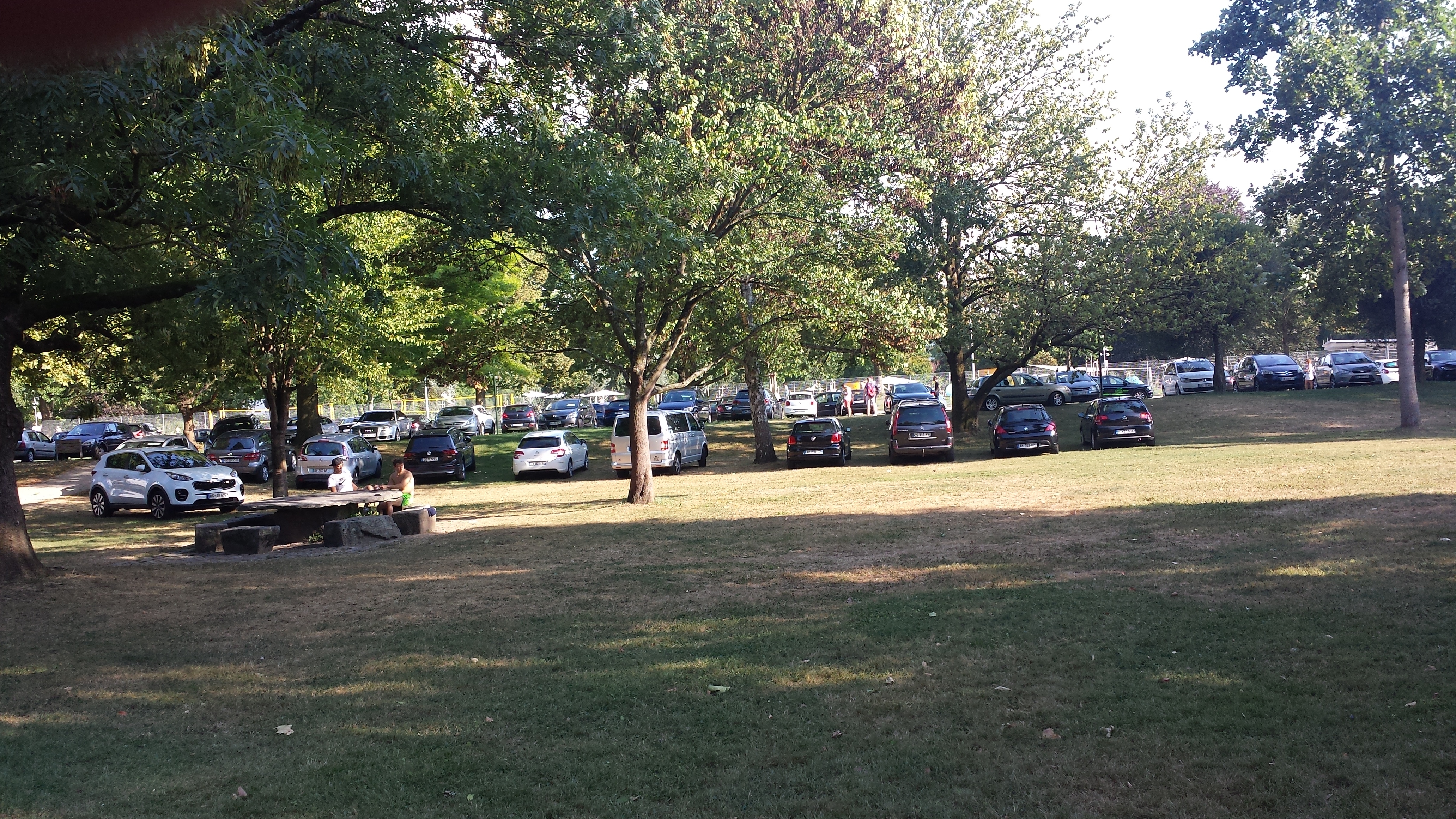Besucher des Freizeitbads nutzen derzeit den Bürgerpark zum schattigen Parken ihrer Autos. Anwohner und Parkbesucher sind darüber entrüstet.