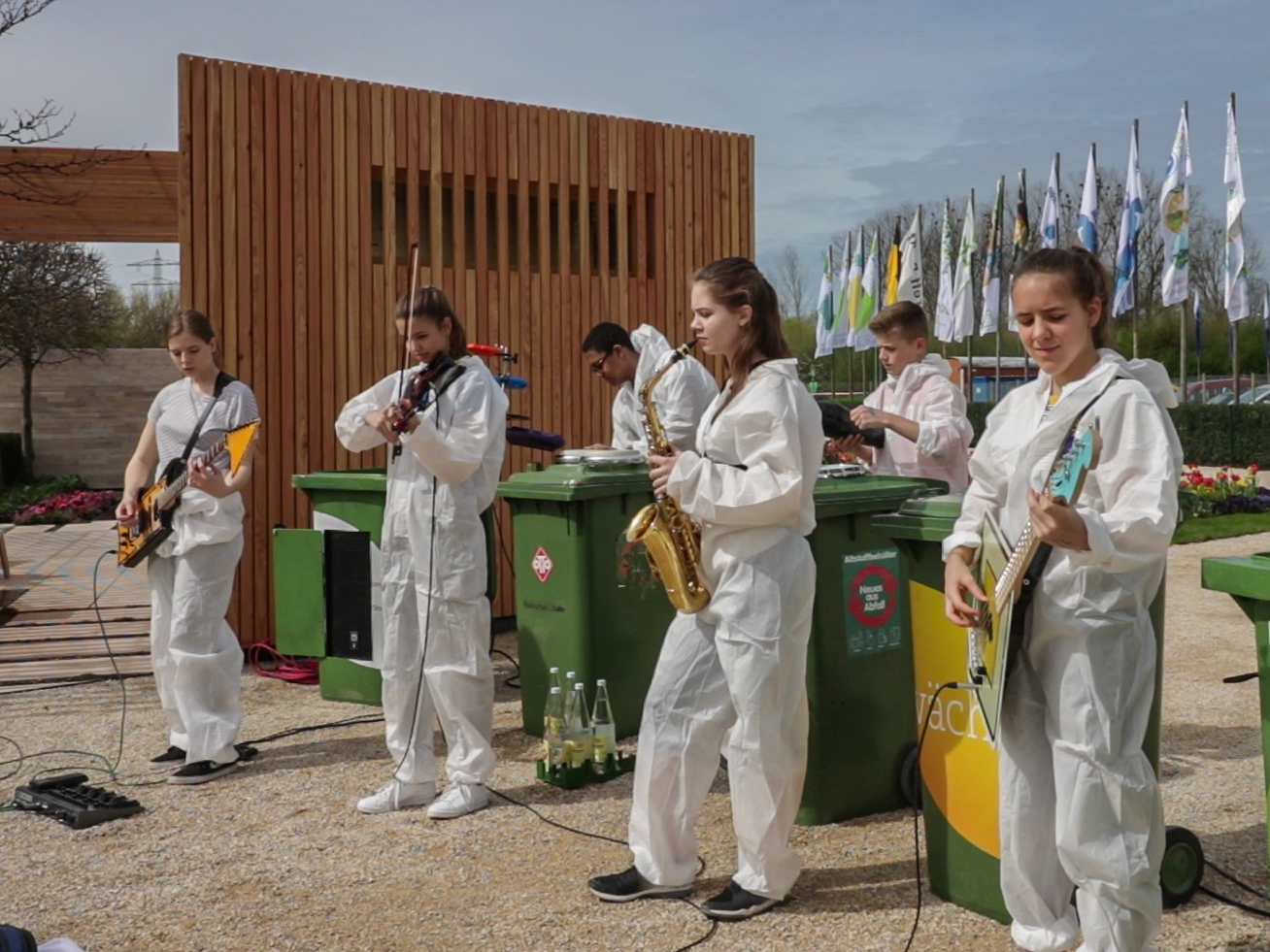 Straßenmusiker der besonderen Art: die Mitglieder der Trashband