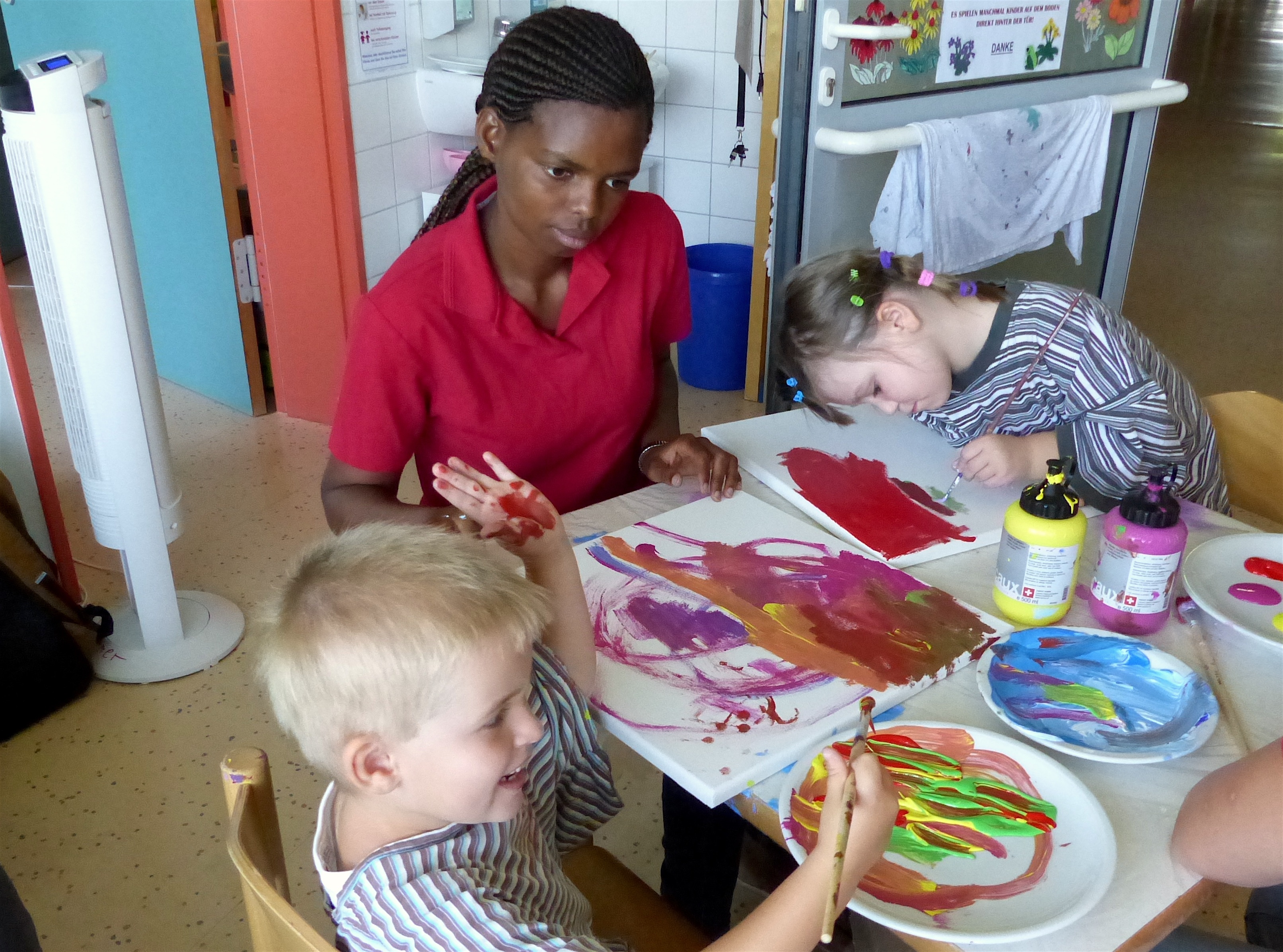 Manche Kinder brauchen Unterstützung, manche nicht: die kleinen Klinikpatienten bei ihrem Kunstprojekt.