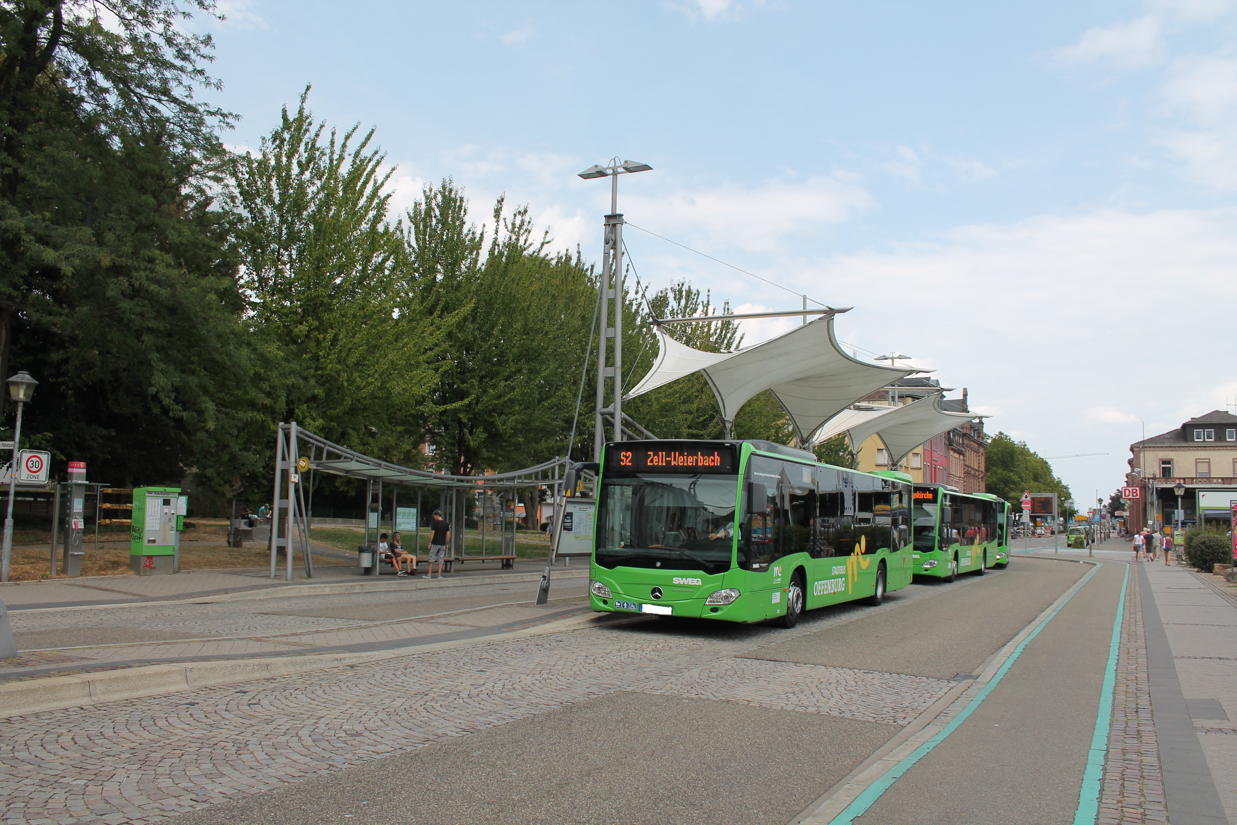 Die Busse am Zentralen Omnibusbahnhof in Offenburg stehen bereit, die Fahrgäste zu befördern.