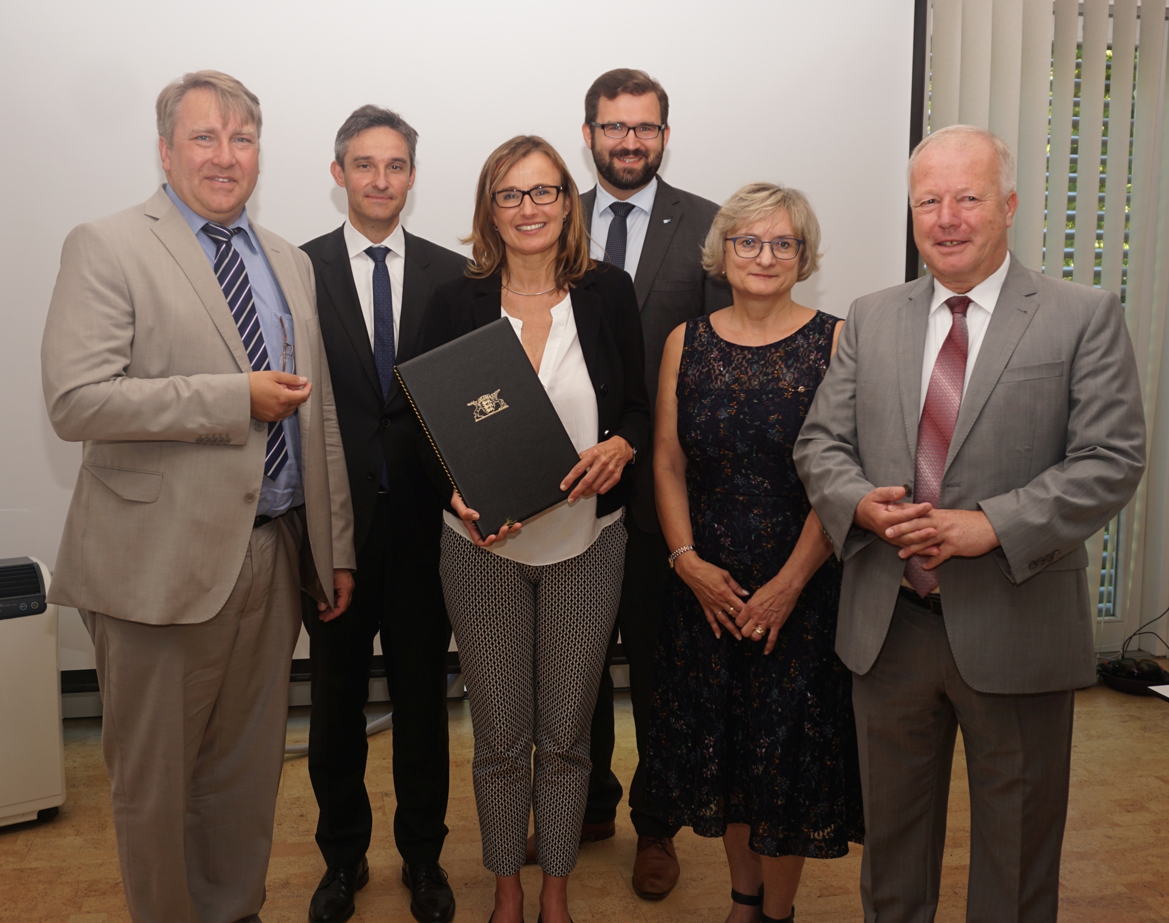 Übergabe der Bewilligungsbescheide mit (v. l.) IHK-Hauptgeschäftsführer Andreas Kempff, IHK-Präsident Dr. Steffen Auer, Staatssekretärin Katrin Schütz, IHK-Berufsbildungsleiter Simon Kaiser, Schrempp EDV-Geschäftsführerin Brigitta Schrempp und Peter Weiß MdB
