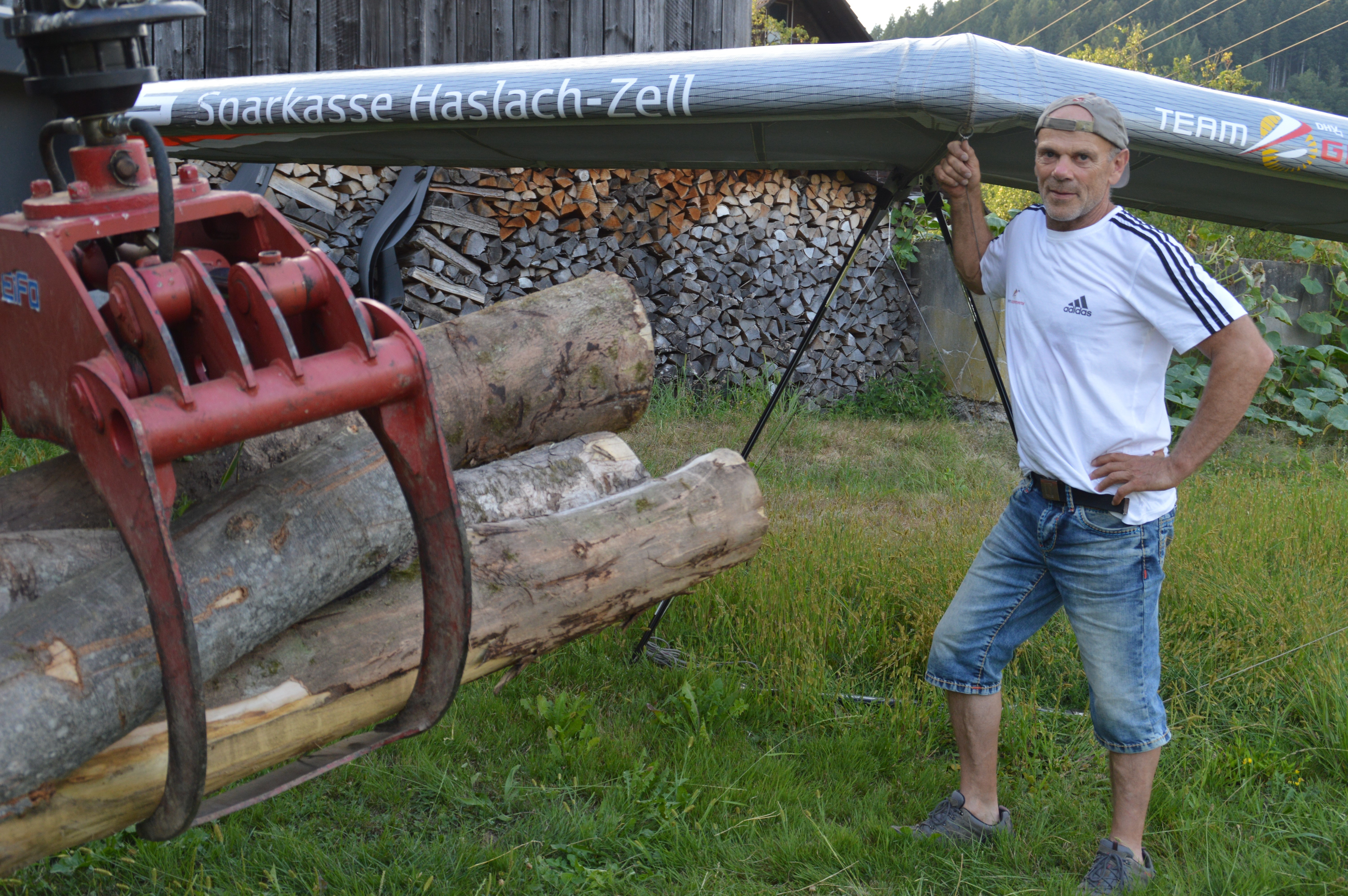 Der Gutacher Roland Wöhrle gehört mit 59 Jahren immer noch zur Elite der Drachenflieger im Land. Ansonsten ist er ein sehr bodenständiger Forstwirt. Foto: Rainer Henzel