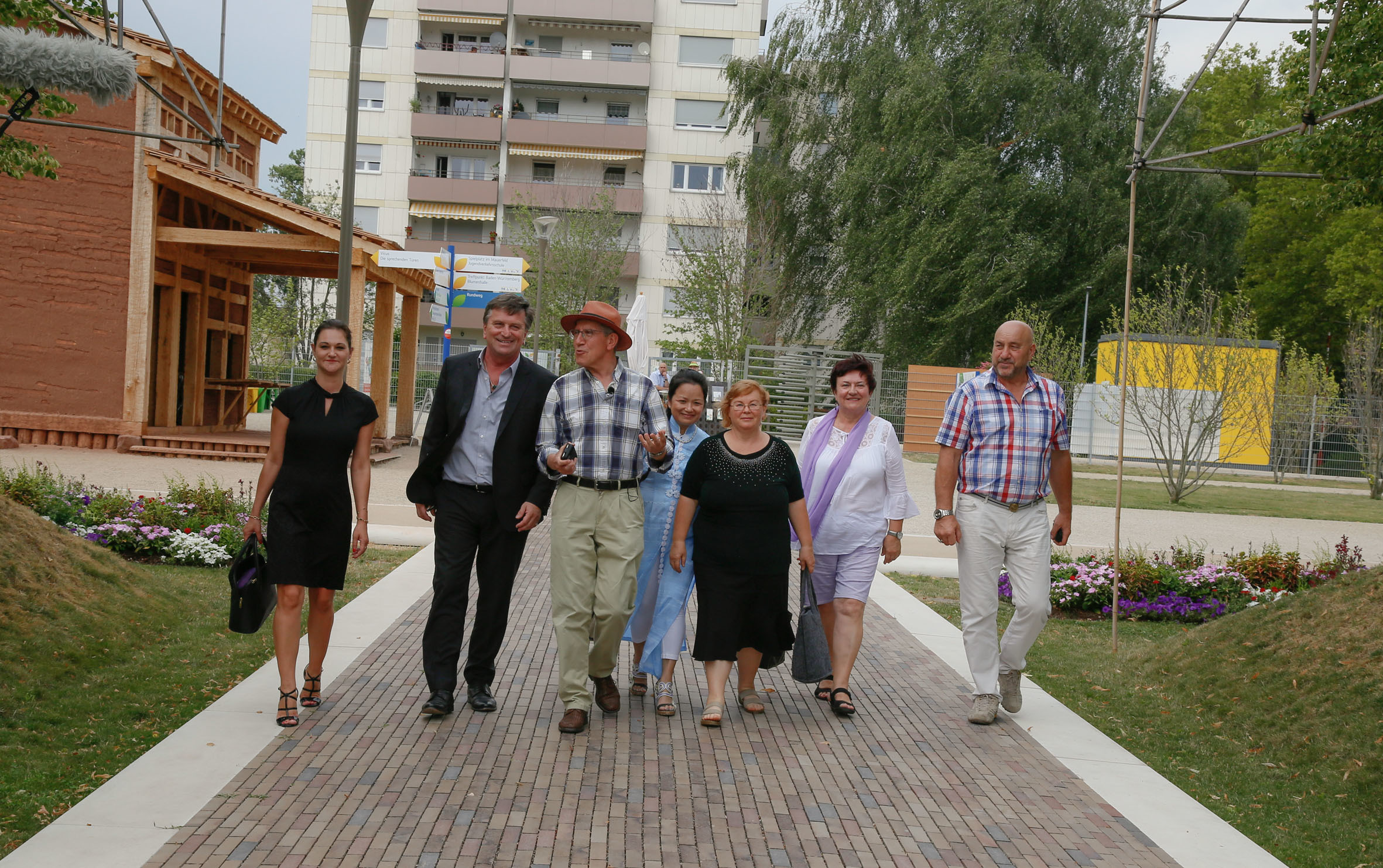 Der baden-württembergische Minister für Soziales und Integration, Manne Lucha, besuchte diese Woche Lahr. Dabei sah er sich natürlich ebenfalls das Landesgartenschaugelände an. Unser Foto zeigt von links: Olesja Rudi, Manne Lucha, OB Wolfgang G. Müller, Trang Nguyen, Olga Held, Hilda Beck und Streetworker Alexander Marker