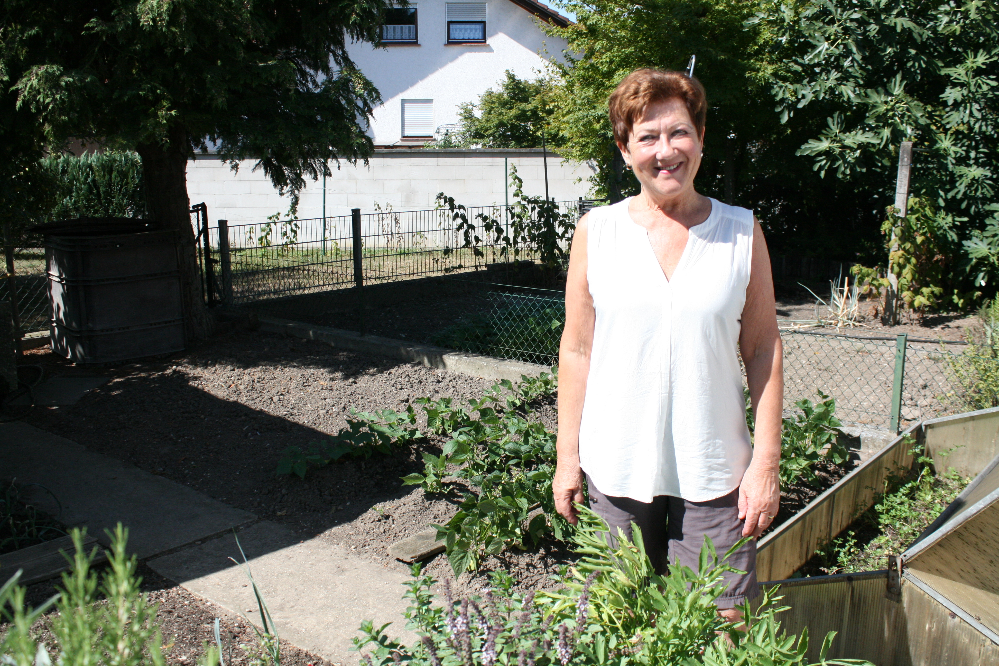 Brunhilde Bürk in ihrem Kräutergarten, der natürlich ebenfalls in der Fernsehshow "Das perfekte Dinner" in dieser Woche seinen großen Auftritt hatte.