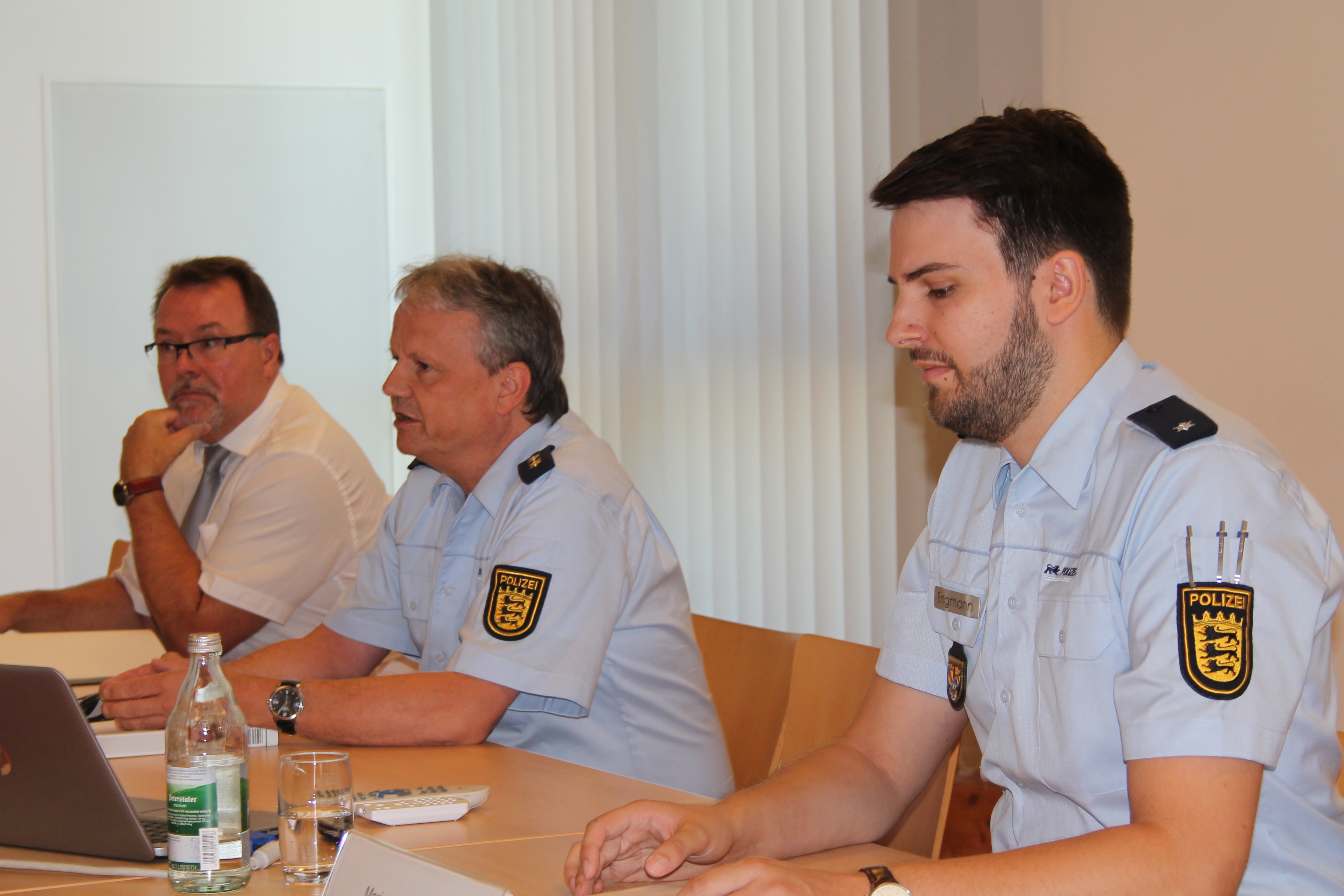 Erklärten die Maßnahmen (v. l.): Bürgermeister Hans-Peter Kopp, Revierleiter Peter Dieterle, Marius Engmann vom Polizeirevier