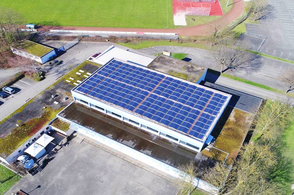 Auf dem Dach der Mehrzweckhalle im Kehler Ortsteil Auenheim befindet sich eine Solaranlage.