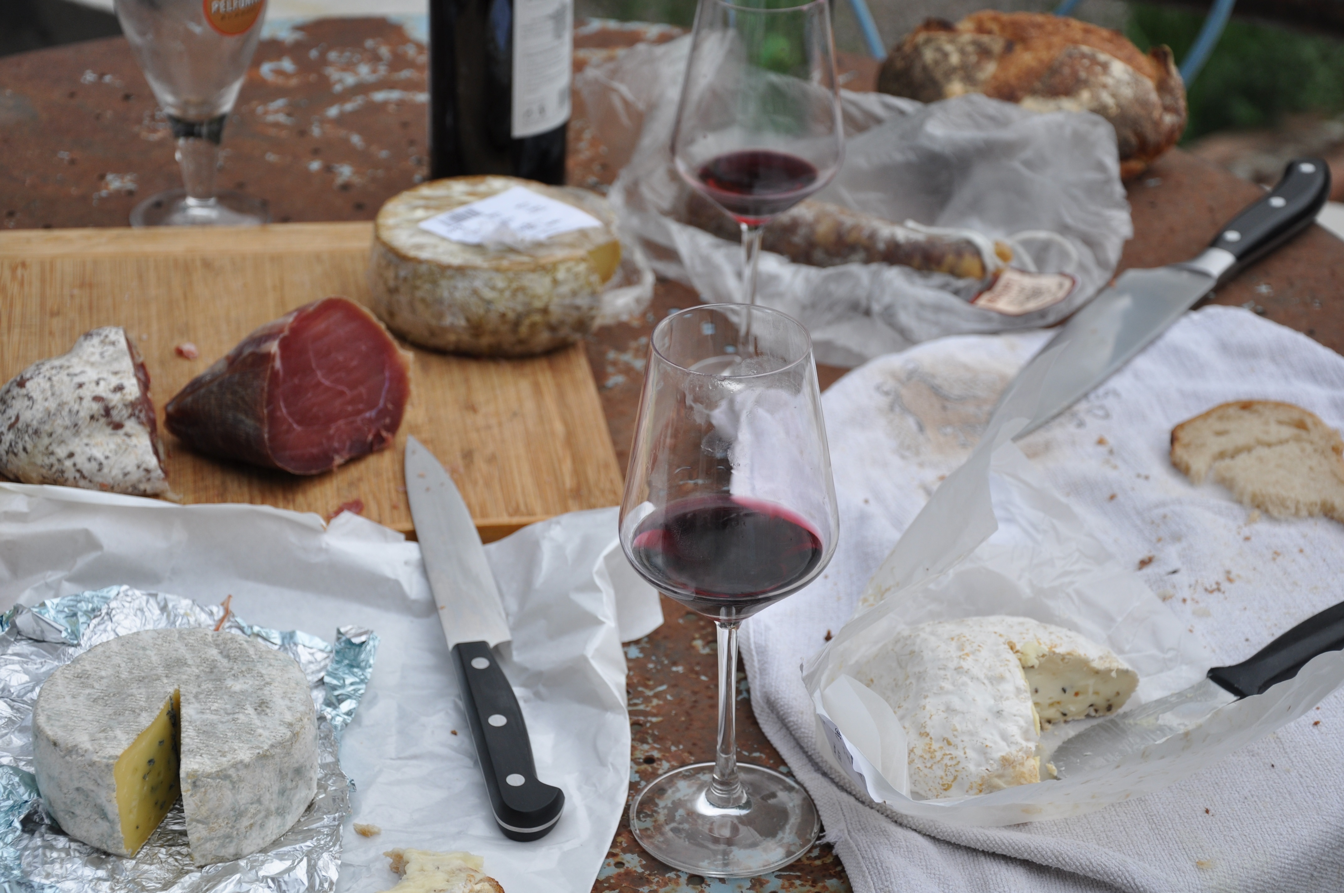"Pique-nique, tres français": Brot, Salami, Käse und Rotwein reichen völlig.
