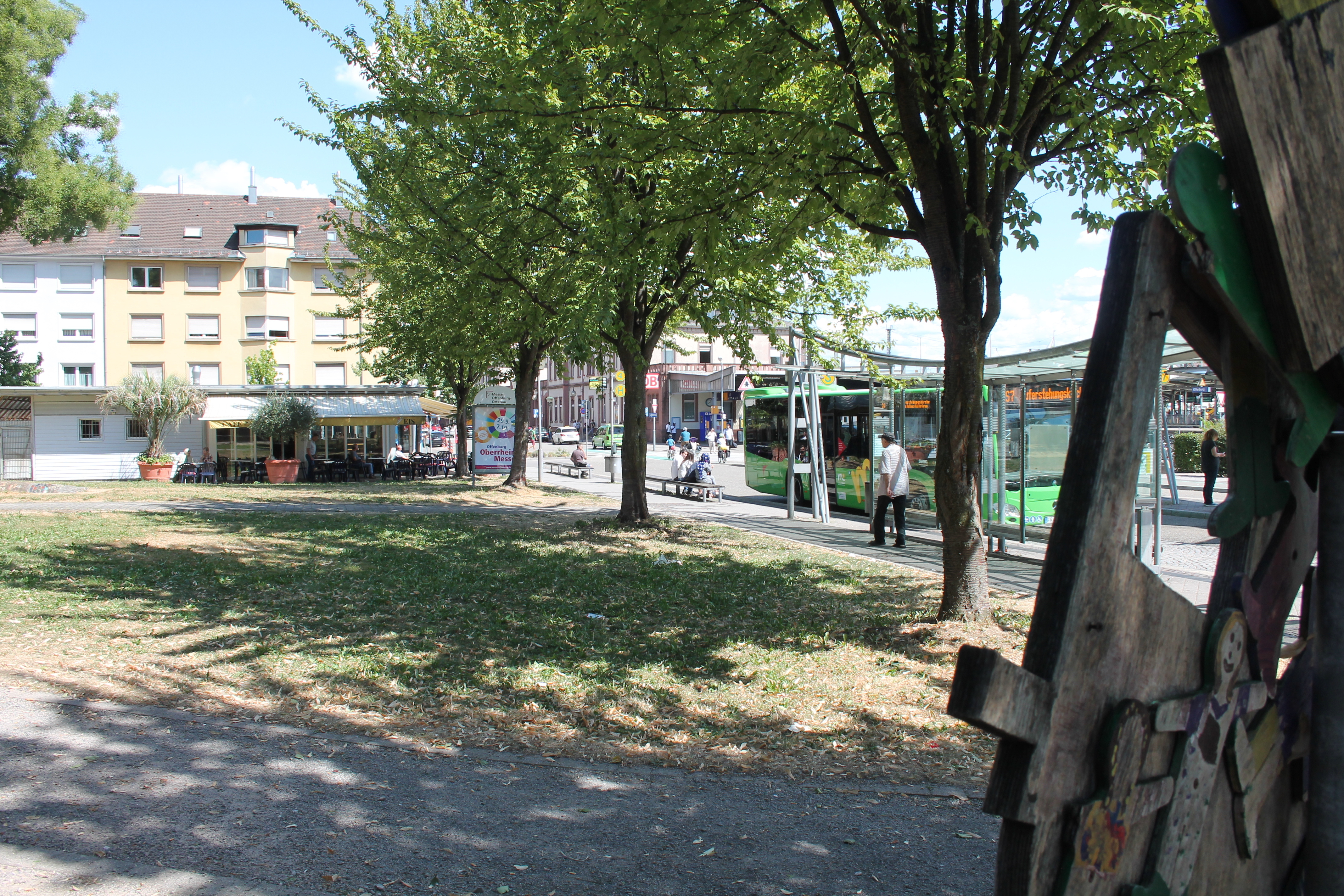 Ortstermin Freitagmittag: alles ruhig im Pfählerpark. Ein Anwohner berichtet: "Sie müssen mal am Wochenende sehr spätabends hier sein, wenn wilde und laute Partys gefeiert werden."