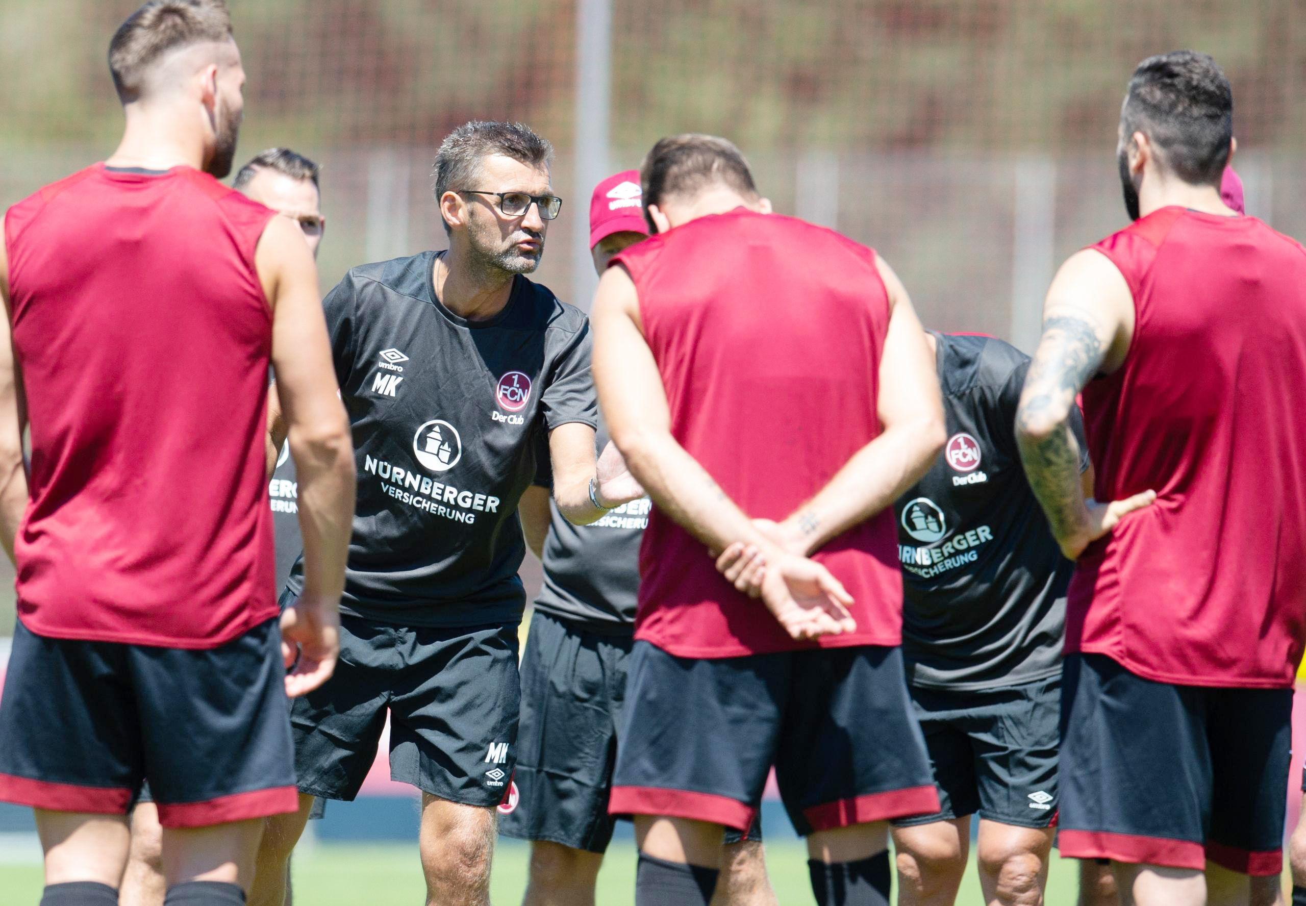 Bereitet seine Mannschaft auf das DFB-Pokalspiel gegen den SV Linx in Kehl vor und will nichts dem Zufall überlassen: Nürnbergs Trainer Michael Köllner (Mitte) beim Training mit seinen Spielern.