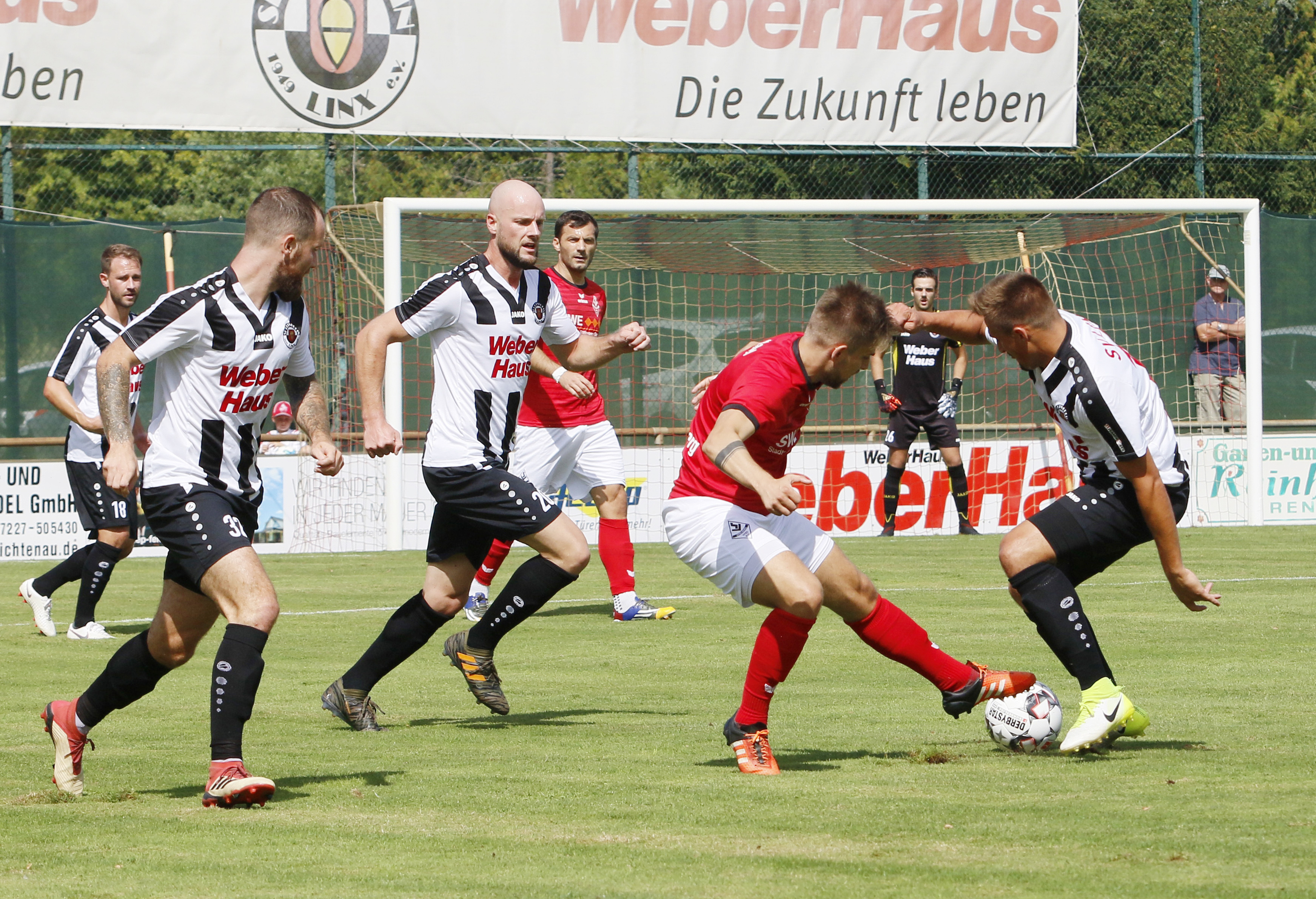 DFB-Pokal-Generalprobe geglückt: Der SV Linx (weißes Trikot) konnte sein Auftaktspiel der Oberliga-Saison gegen Spielberg mit 2:1 für sich entscheiden.