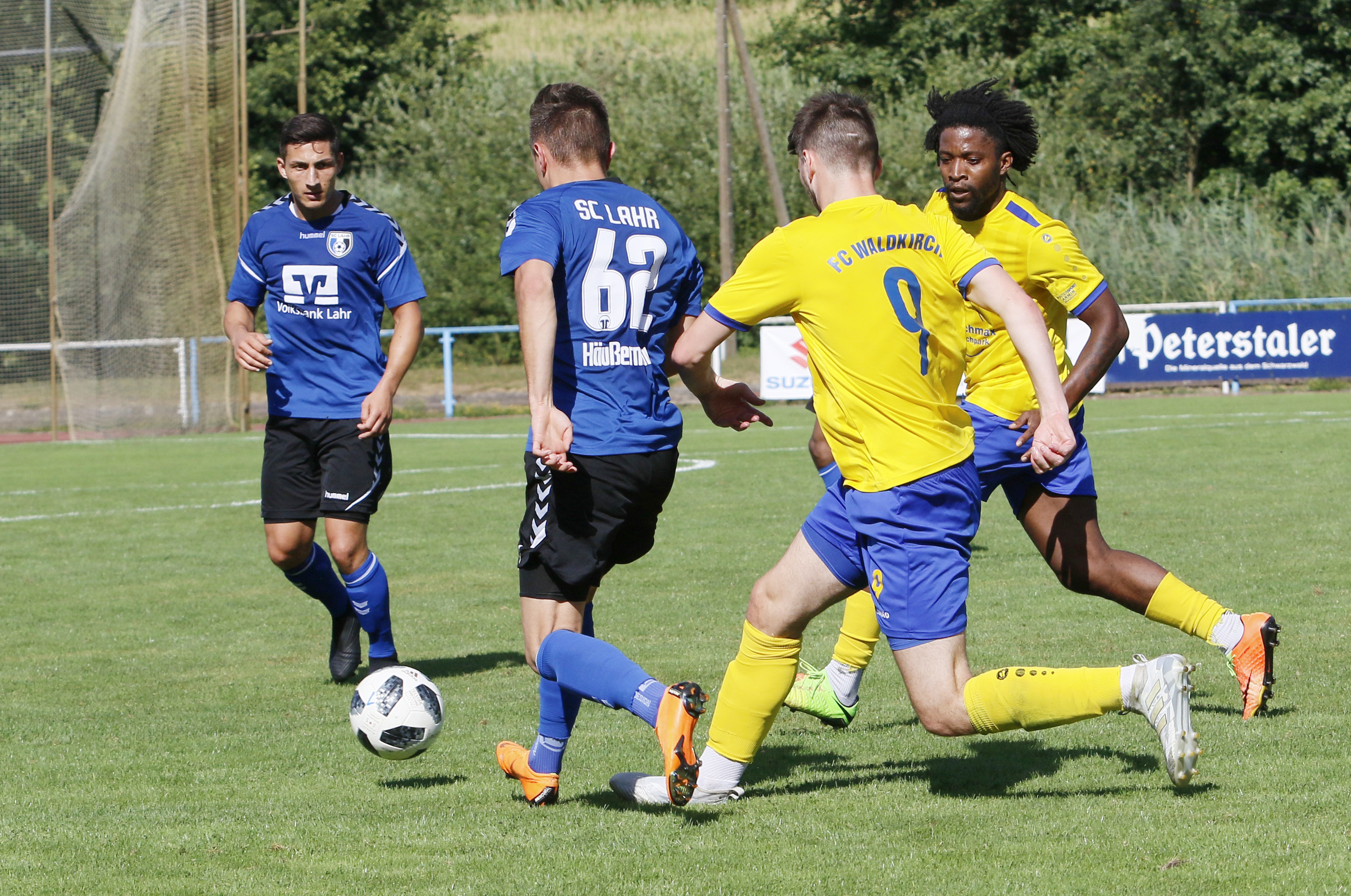Die beiden Lahrer Offensivkräfte Ümit Sen und Dennis Häusermann (blaues Trikot) konnten die bittere Heimniederlage gegen den FC Waldkirch leider nicht verhindern.