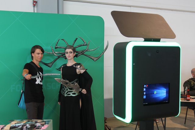 Besucher und Cosplayer begegnen sich in Offenburg.