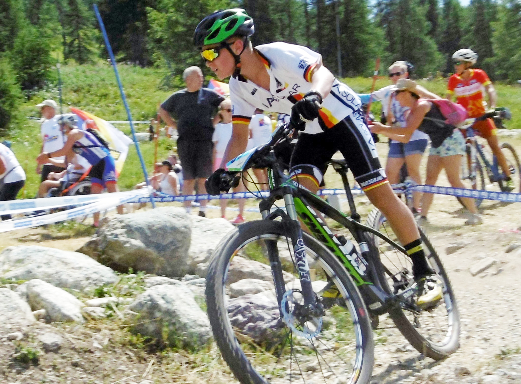 Marlon Uhl führt die deutsche Nationalstaffel zum Sieg und gewinnt das Cross Country Rennen beim TFJV.