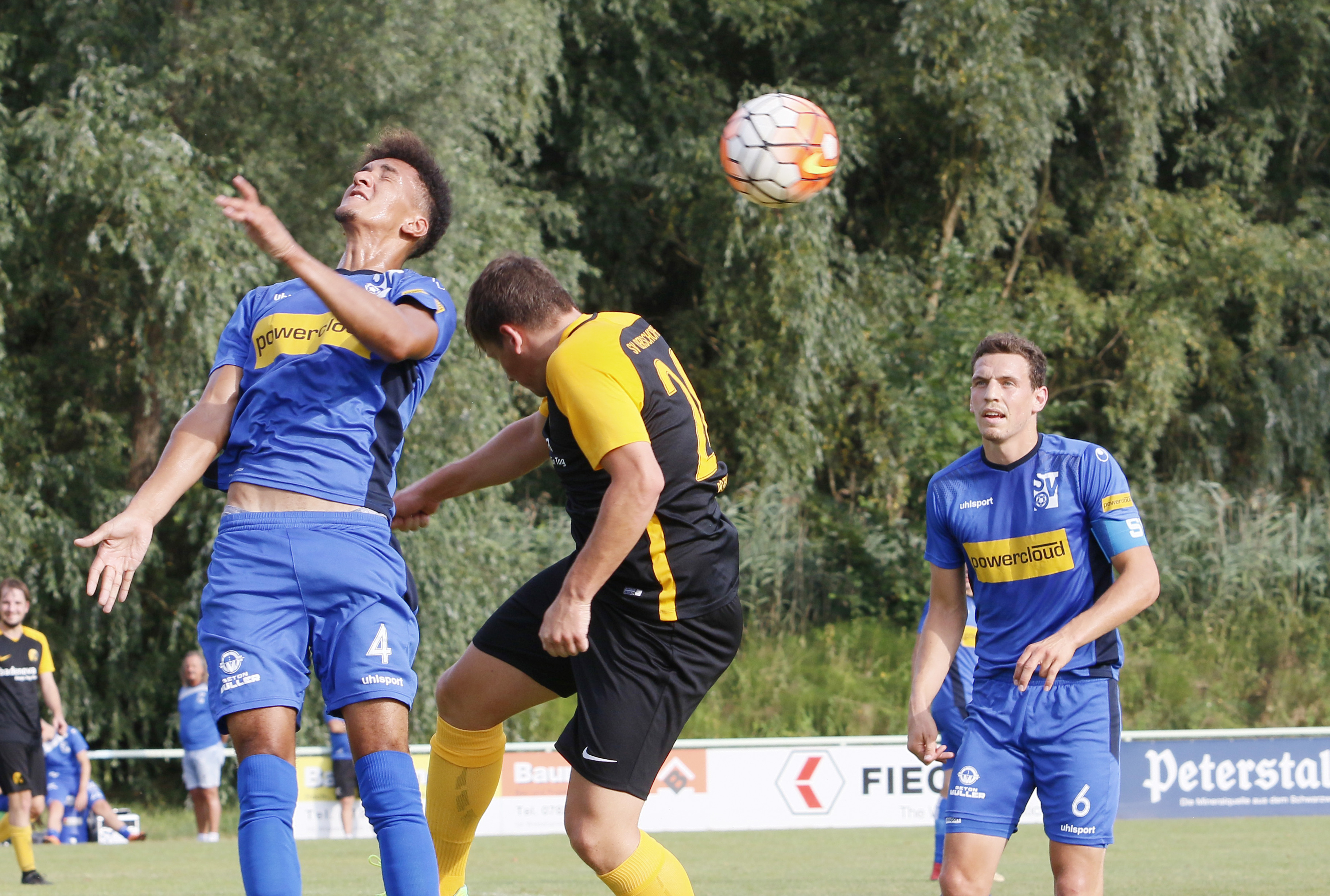 Der SV Oberachern (blaues Trikot), hier beim Pokalspiel in Oberschopfheim, will heute mit einem Erfolgserlebnis in die neue Saison starten.