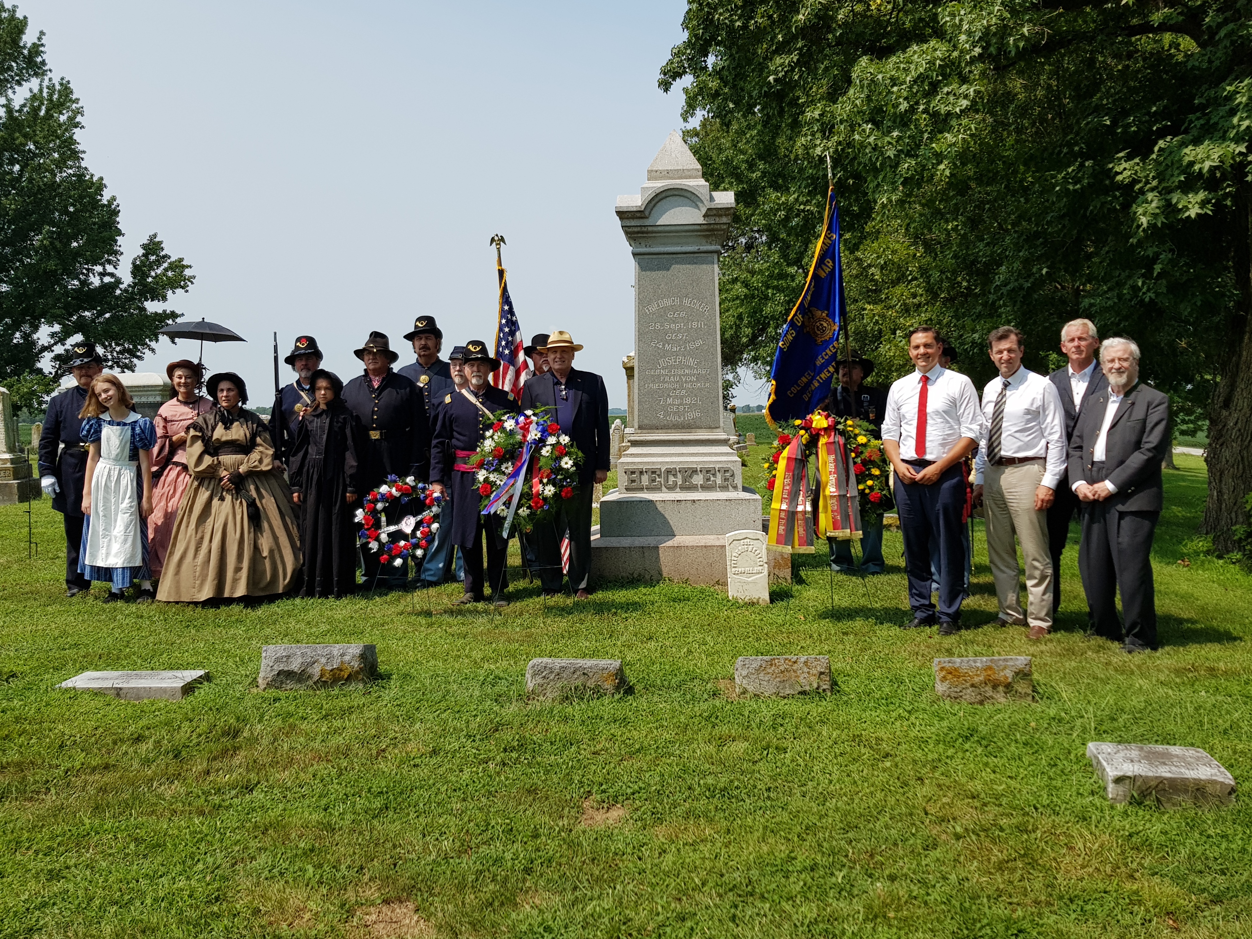 Soldatenfriedhof Summerfield in Illinois, Grab von Friedrich Hecker.
Personen v.l.n.r. : Die historische Soldatengruppe „Sons of Unionfighters“, Lansing Hecker (Urenkel von Friedrich Hecker), Dr. Johannes Fechner (MdB), Russ Carnahan (ehemaliges Mitglied des Repräsentantenhaus der Vereinigten Staaten von Amerika), Paul Obernuefemann (Honorarkonsul der Bundesrepublik Deutschland) sowie Professor Steven Rowan (University of Missouri).