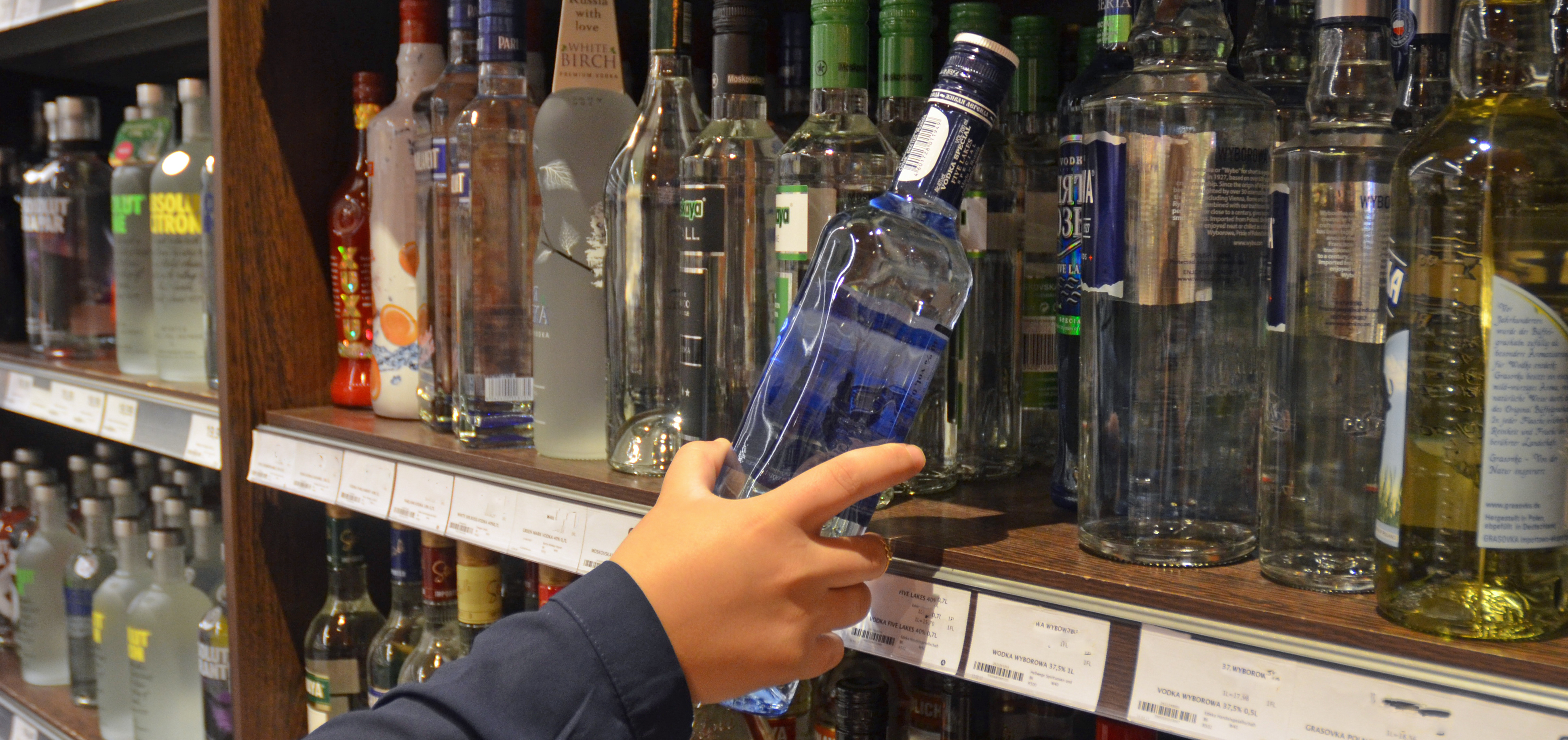 Bei Testkäufen – hier auf einem Bild nachgestellt – versuchten Jugendliche an Alkohol und Zigaretten zu gelangen.