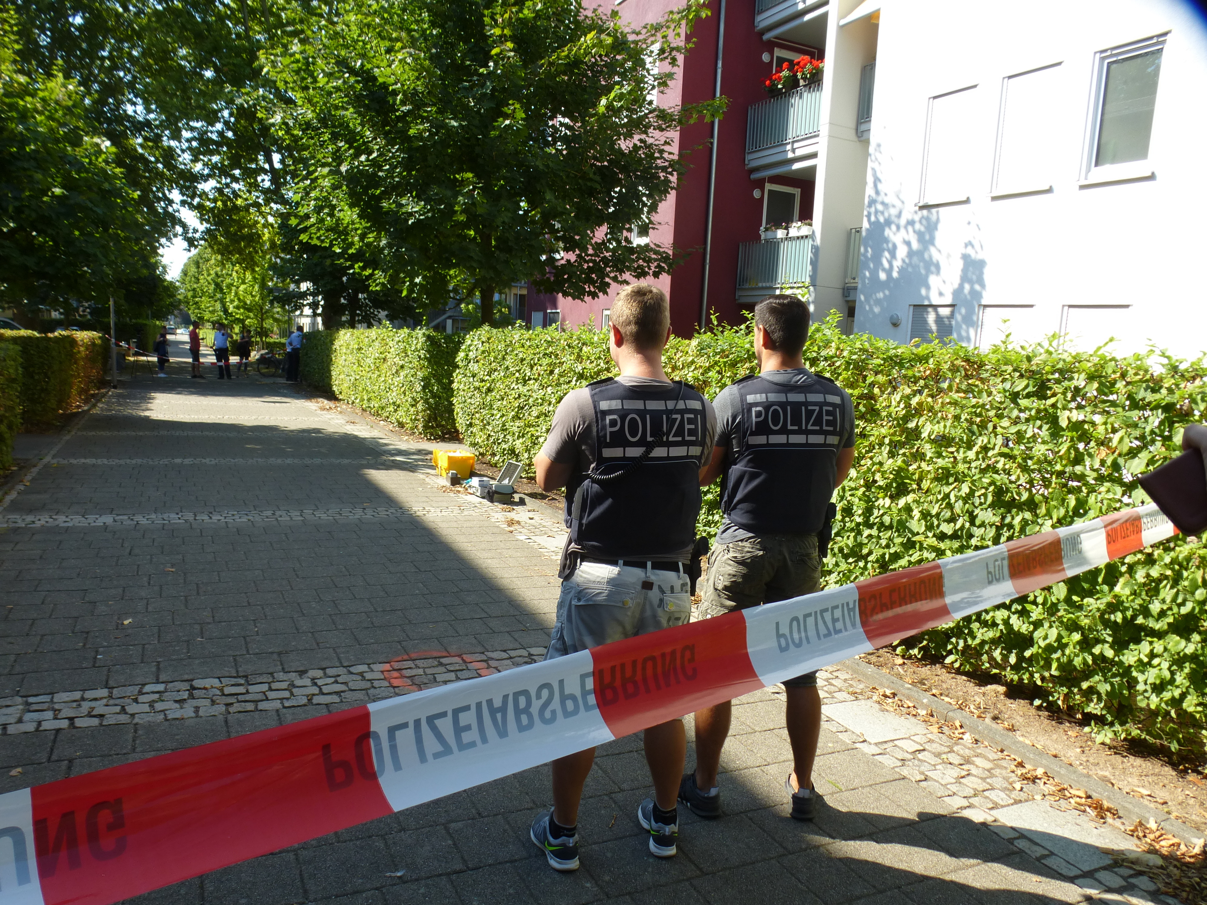 Die Polizei sichert den Tatort ab.