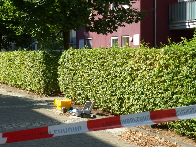 Die als Tatort gesicherte Arztpraxis in der Aenne-Burda-Allee | Foto: rek