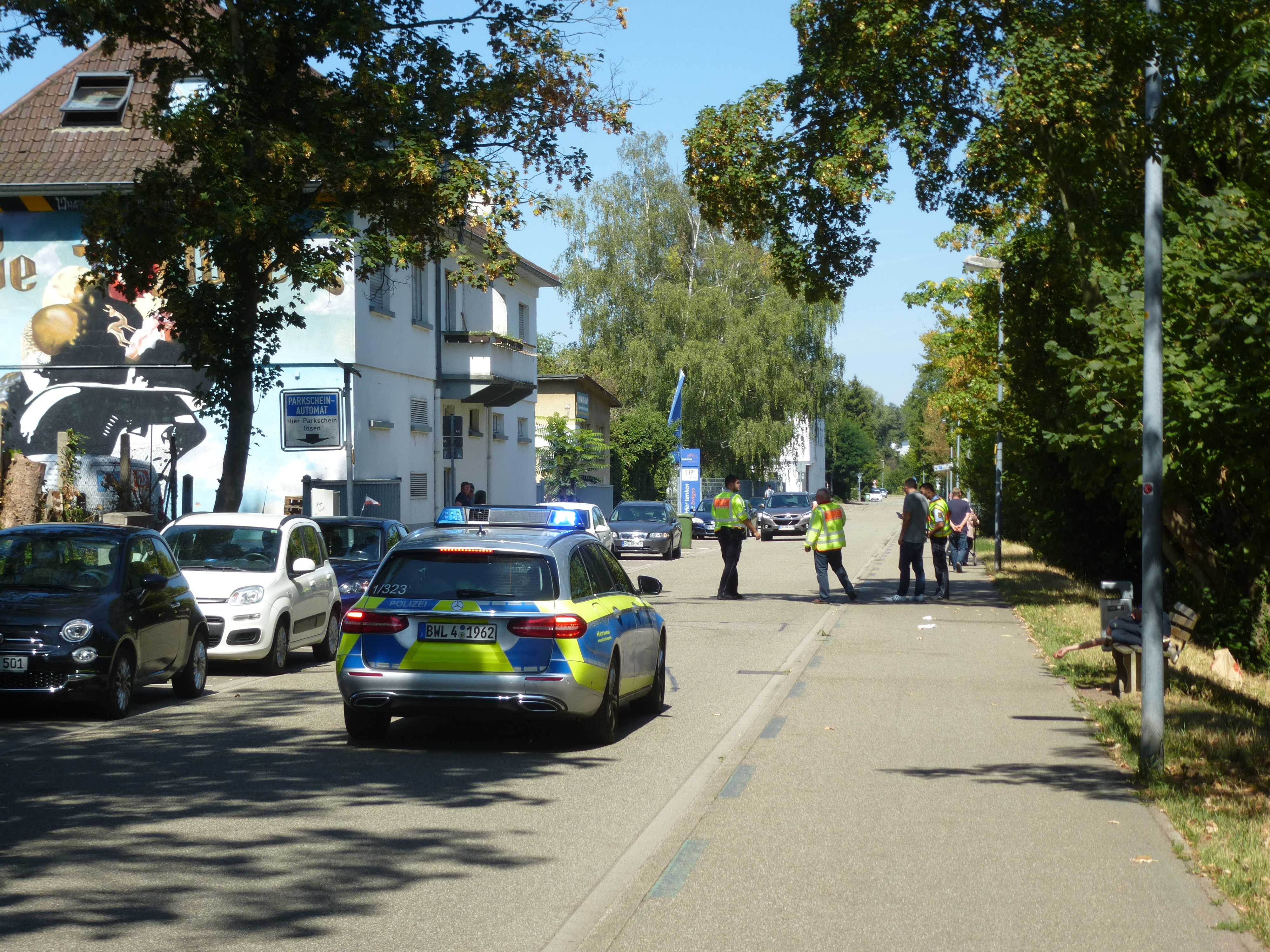 Der Spürhund führte die Polizisten zu Wohnungen über der Offenburger Tafel in der Straße Am Mühlbach.