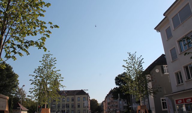 Ein Polizeihubschrauber ist im Einsatz. | Foto: Christina Großheim