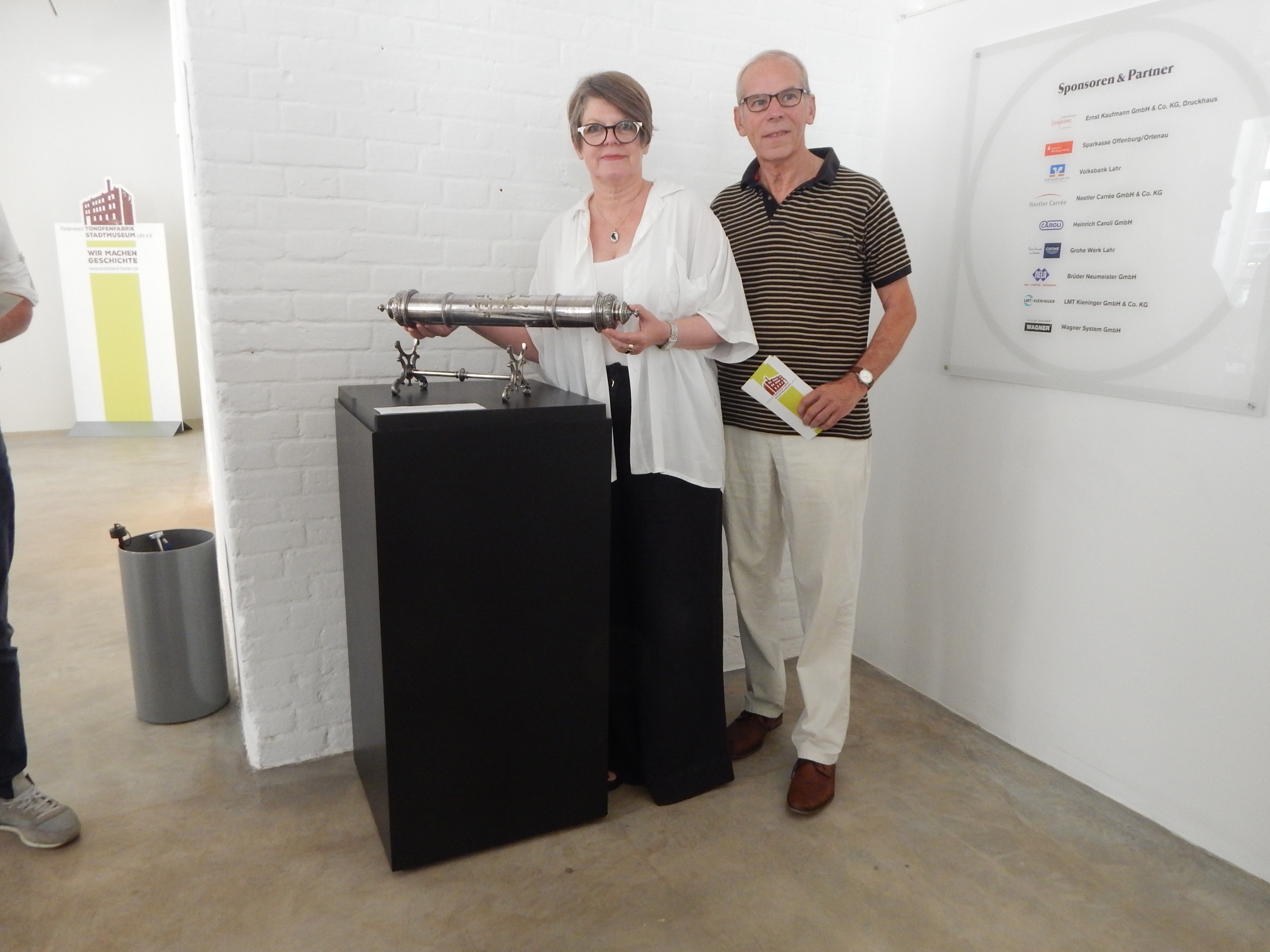 Museumsleiterin Gabriele Bohnert und Klaus Ohnmacht (v. l.), Förderverein, mit der versilberten Diplomhülse