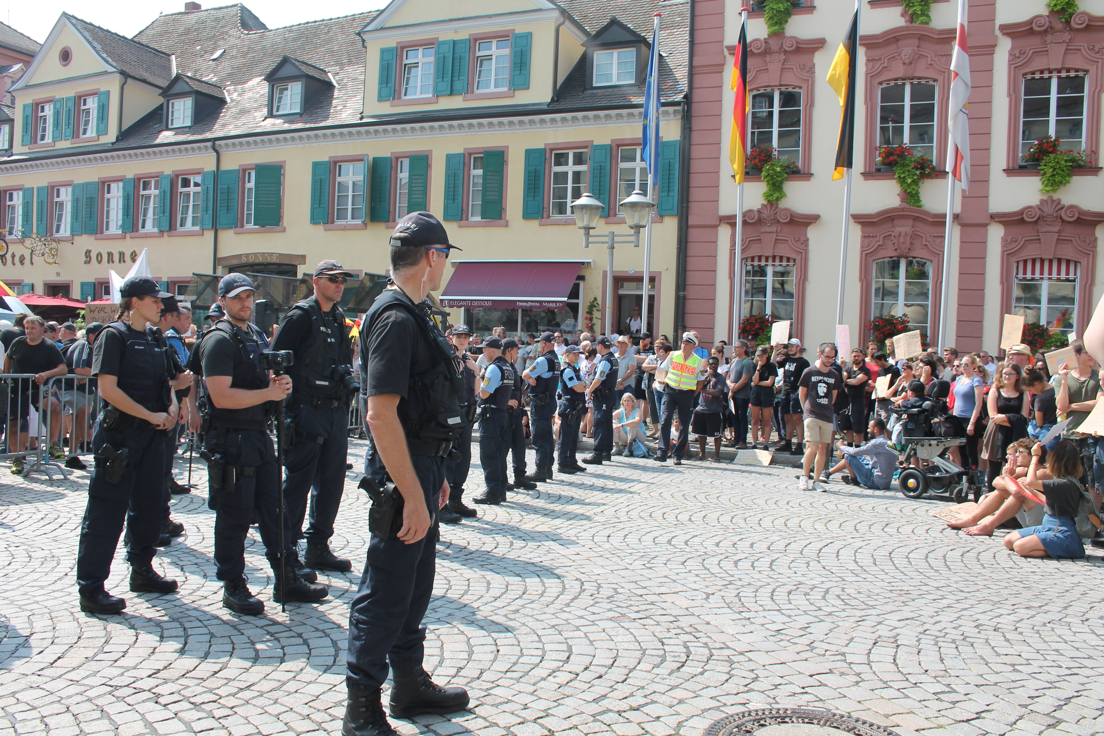 Die Polizei achtete auf Trennung der Lager.
