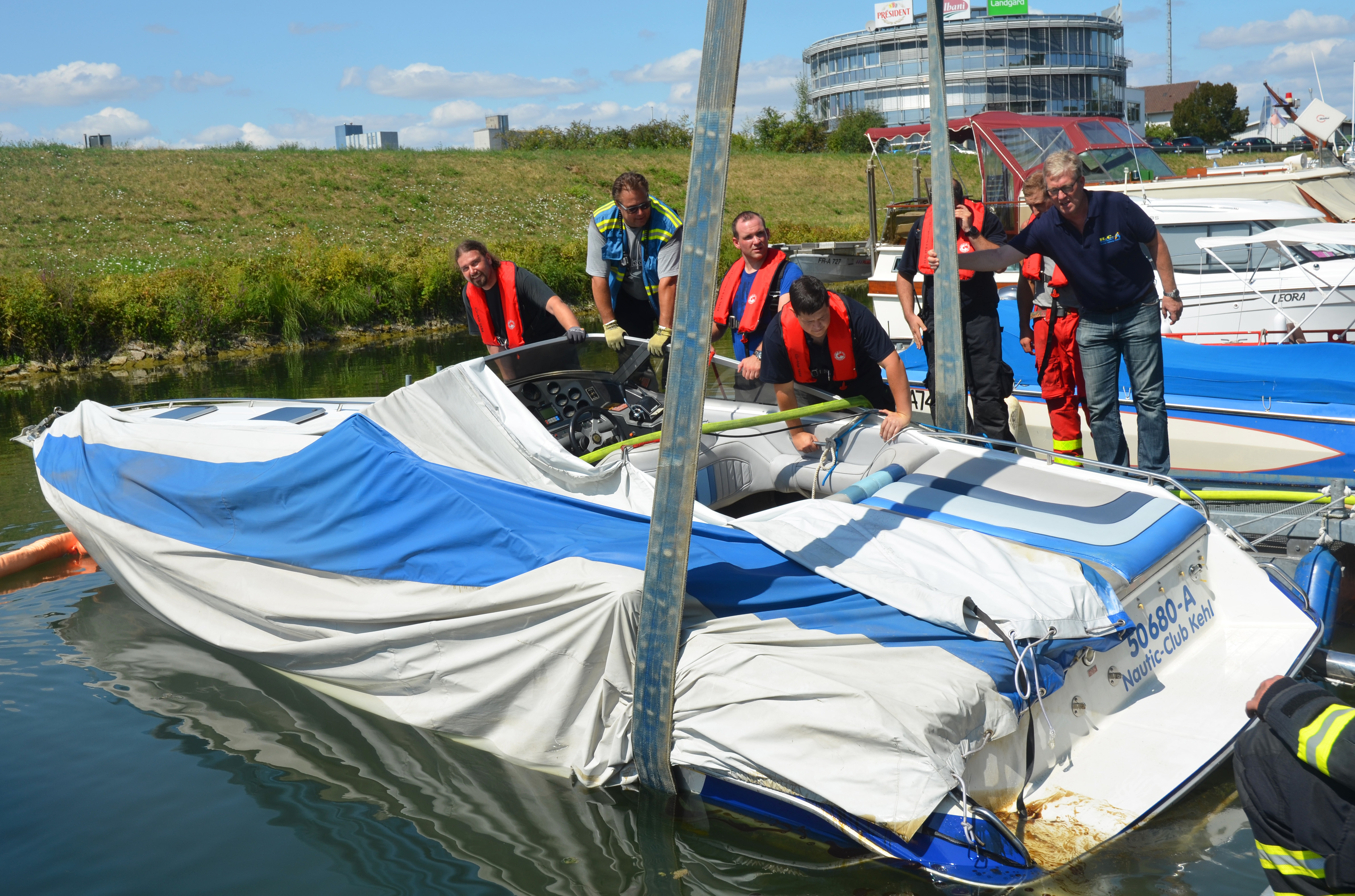 Vorsichtig wurde das gekenterte Boot mit einem Kran aus dem Wasser gezogen.
