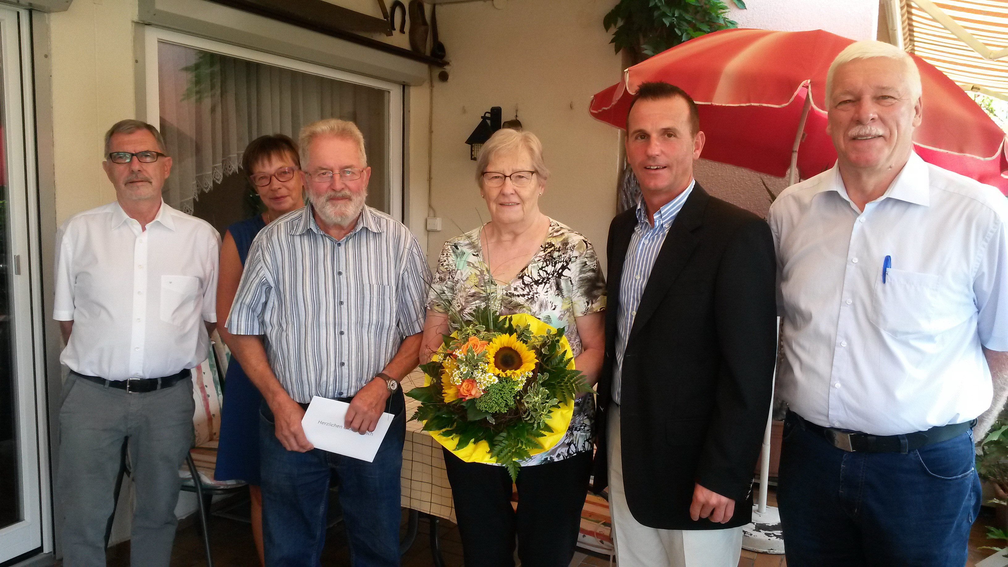 Von links: Vizepräsident Helmut Lauble, Verbandsrechnerin Martina Lauble, Gerhard Roth mit Ehefrau Christa, Verbandspräsident Armin Klausmann, Vizepräsident Manfred Schafheutle