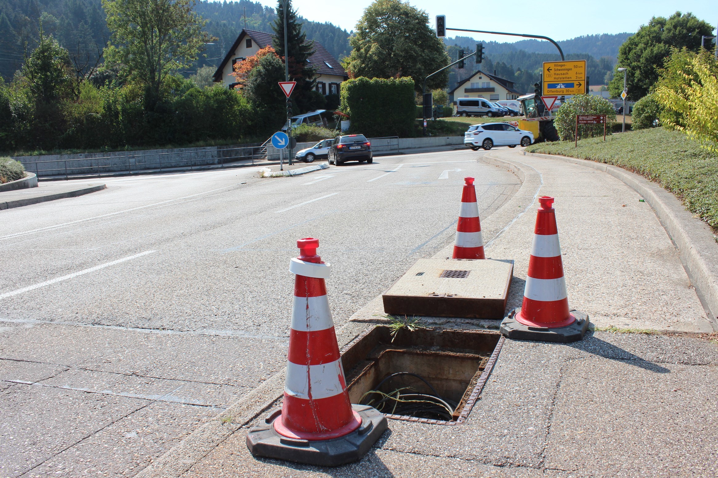 Auf der B33 in Haslach werden bis 31. August Ampeln aufgerüstet, um den Verkehrsfluss zu beschleunigen.