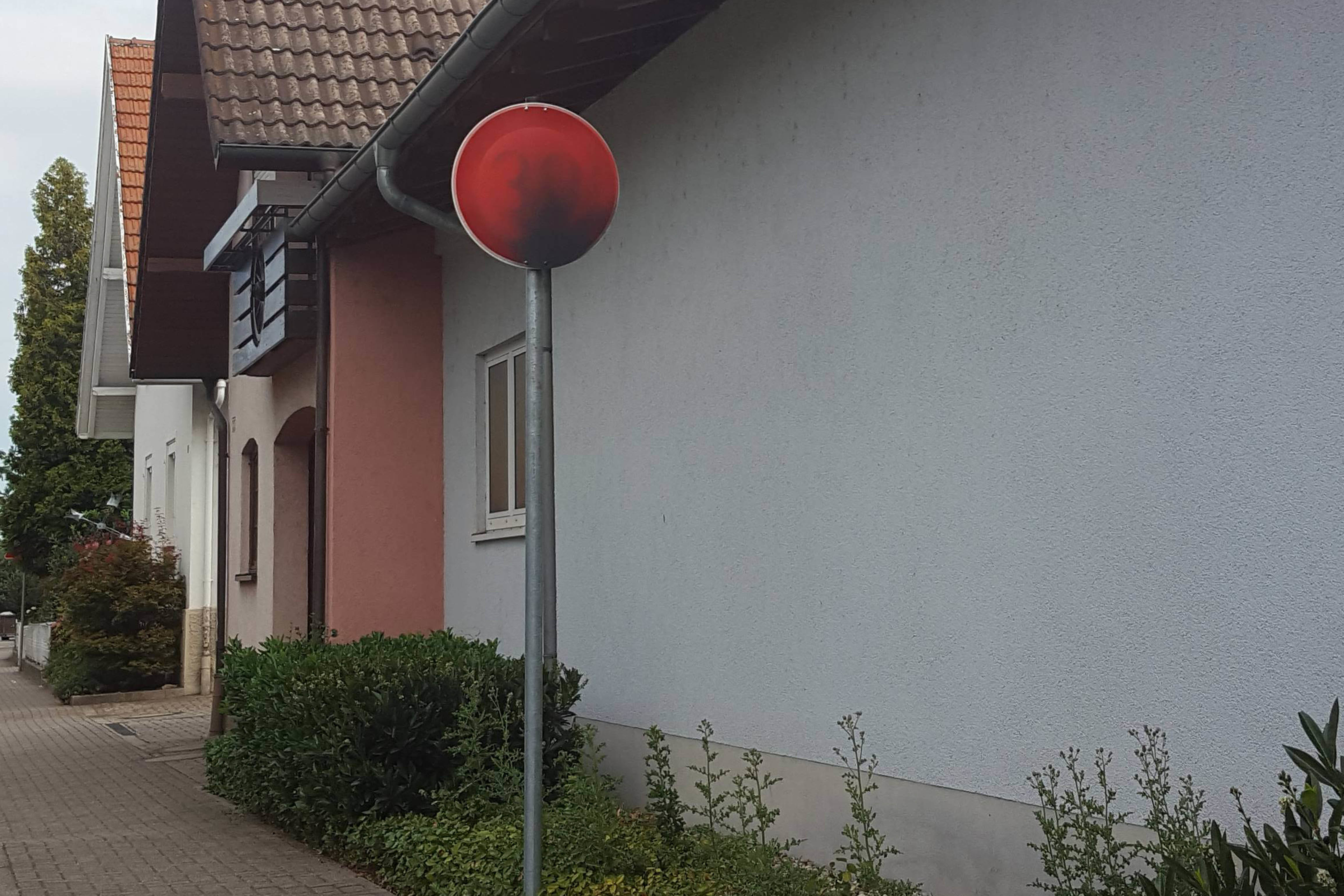 Verschiedene Verkehrszeichen waren das Ziel von Vandalismus. Die Täter sehen sich mit erheblichen rechtlichen Konsequenzen konfrontiert.