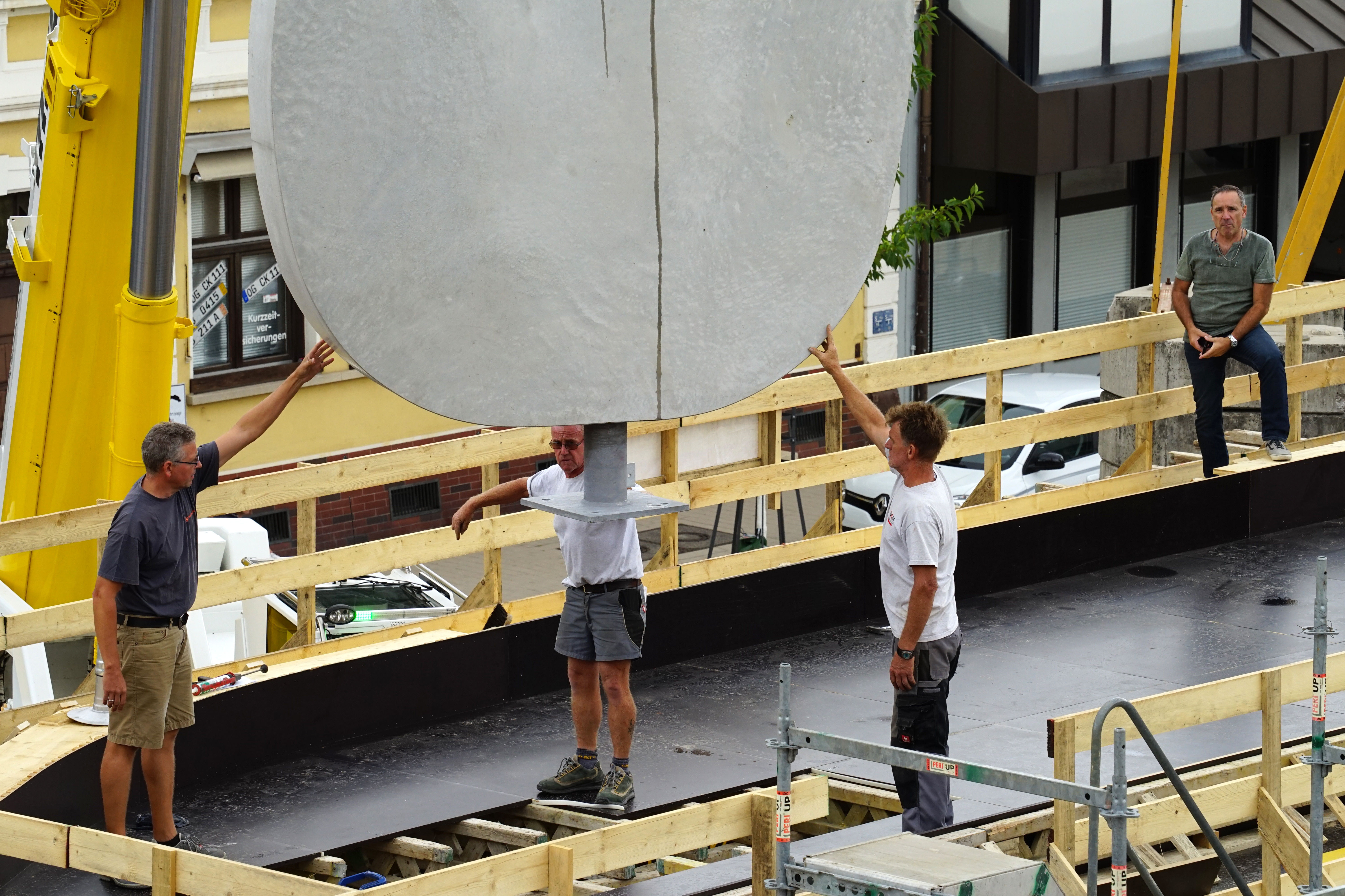 Millimeterarbeit beim Einbringen der Wandscheibe