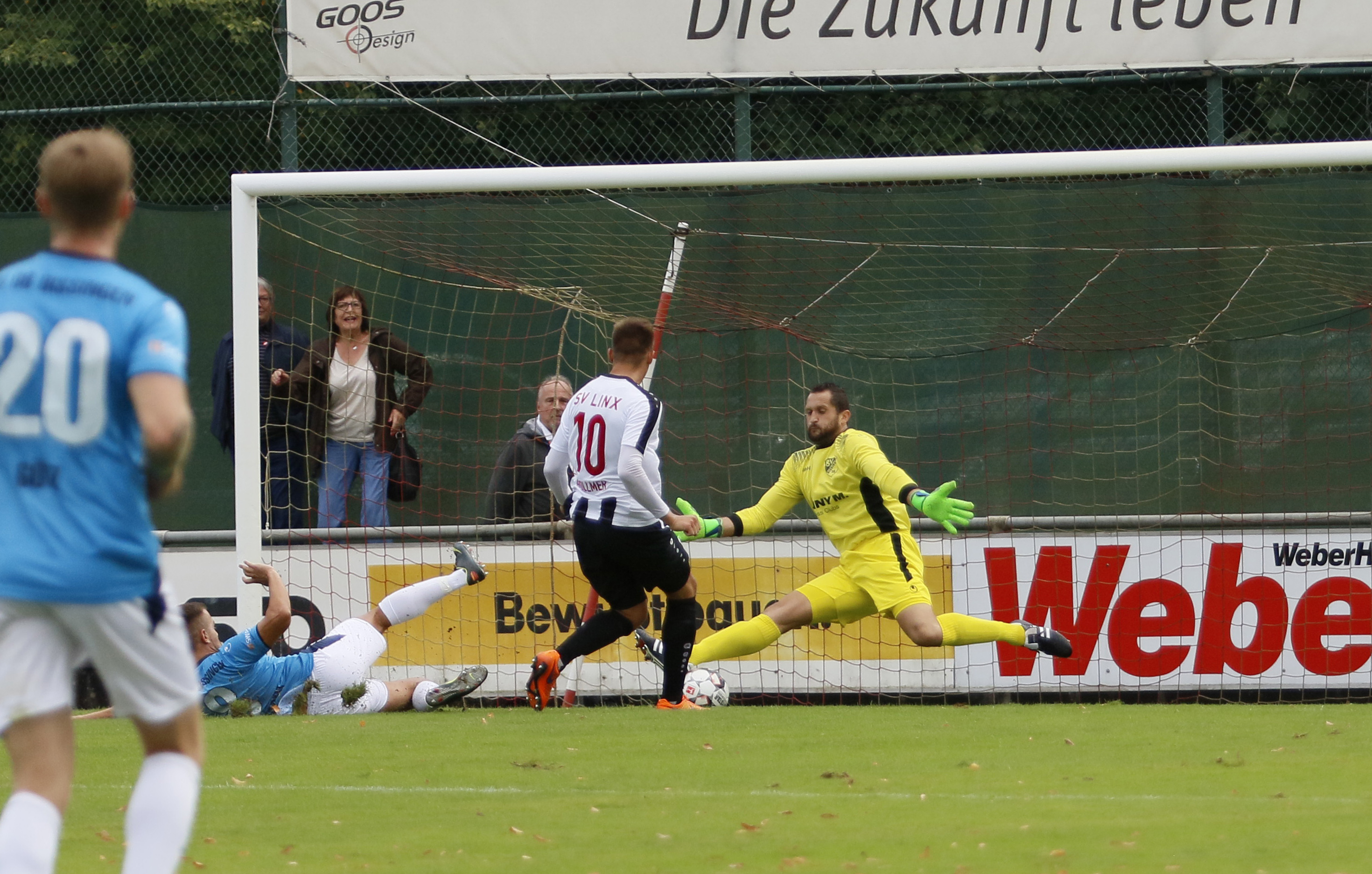 Da war die Linxer Welt noch in Ordnung: Adrian Vollmer (10) erzielt das 1:0.