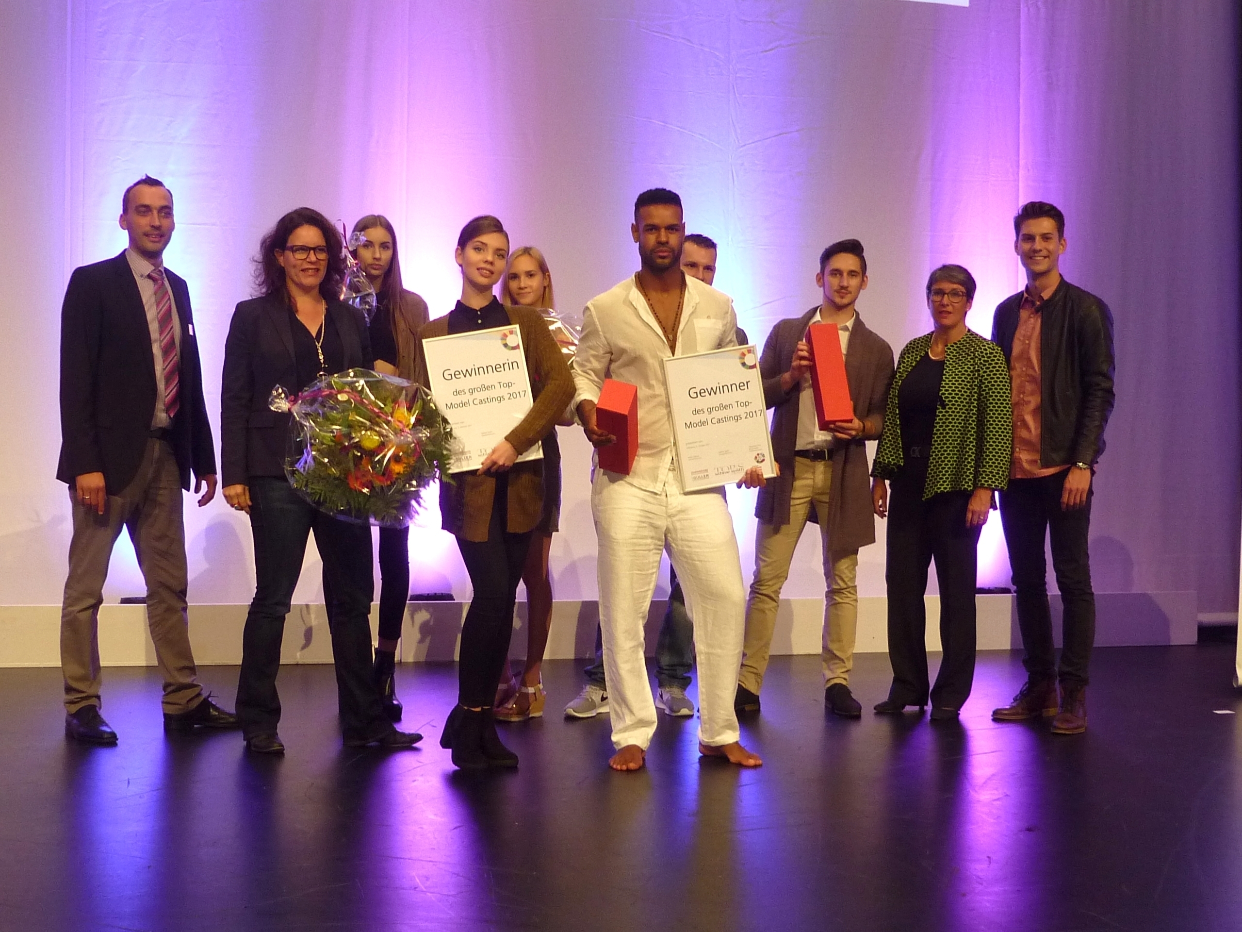 Der große Moment vor einem Jahr: Die Jury, links Alexander Fritz und Isabel Obleser, rechts Moderatorin Heike Roll und Darius Wycisk, stellt die Sieger des Ortenauer Top-Model-Castings vor.