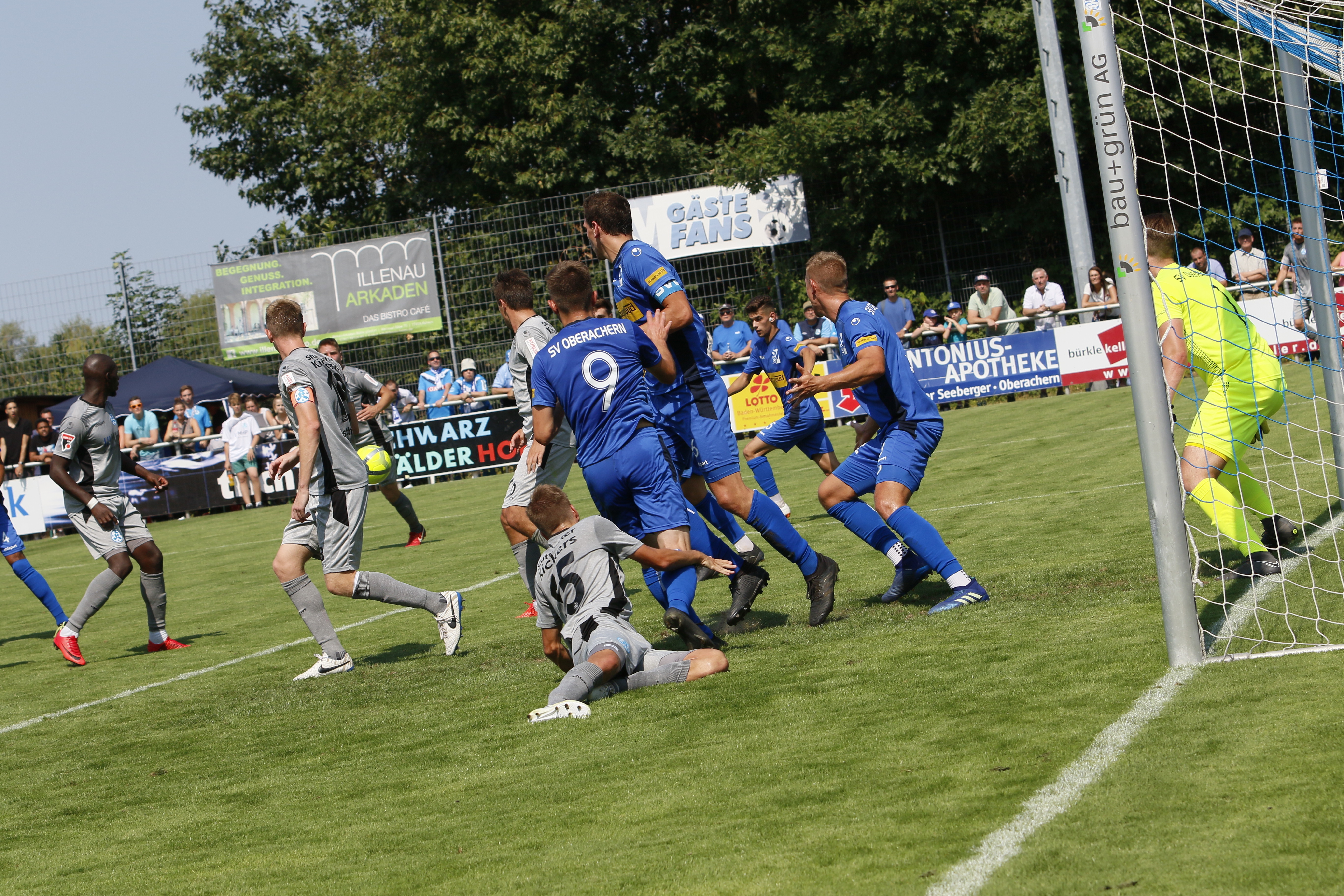 Alles Bemühen des SV Oberachern (blaues Trikot) war vergebens. In der "Goldstadt" verlor der SVO klar mit 0:3.