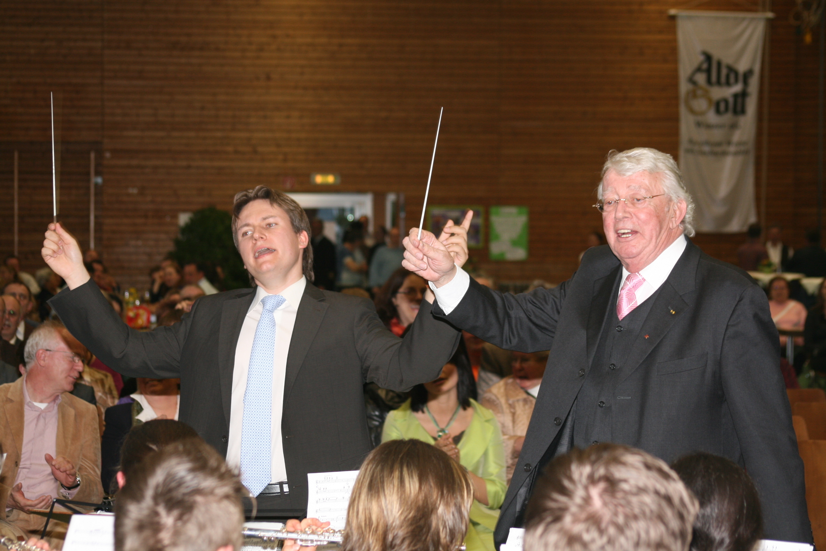 Gemeinsam dirigierten Bürgermeister Oliver Rastetter (links) und Ehrenbürger Dieter Thomas Heck beim Abschiedsfest für den Showmaster 2009 den Musikverein.