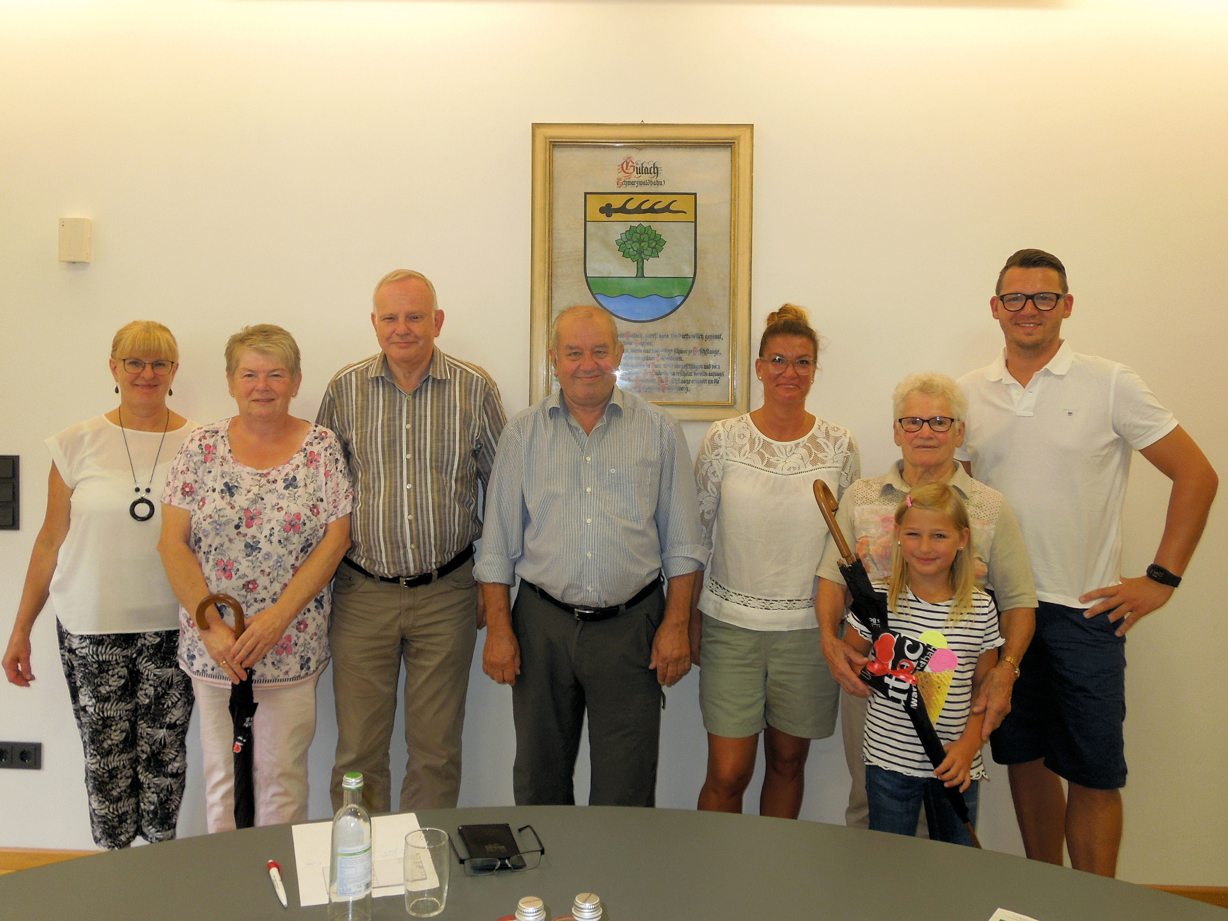 Auf dem Bild von links: Annemarie Haas vom Jungbauernhof mit ihren Gästen Renate und Artur Lauble, der 2. Vorsitzende des Tourismusvereins Helmut Blum sowie Anja und Julian Jordan mit Tochter Leni und Vermieterin Marie Wälde vom Zimmerbauernhof in ihrer Mitte.