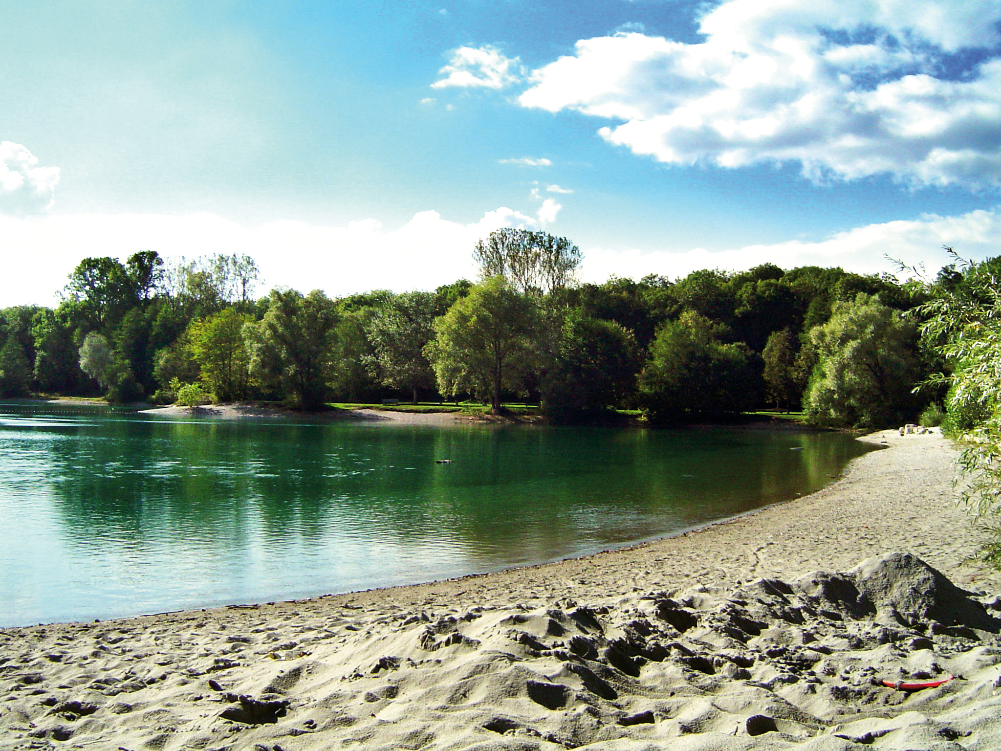 Der Waldmattensee: Badeidylle am Auenwald mit eigenem Sandstrand