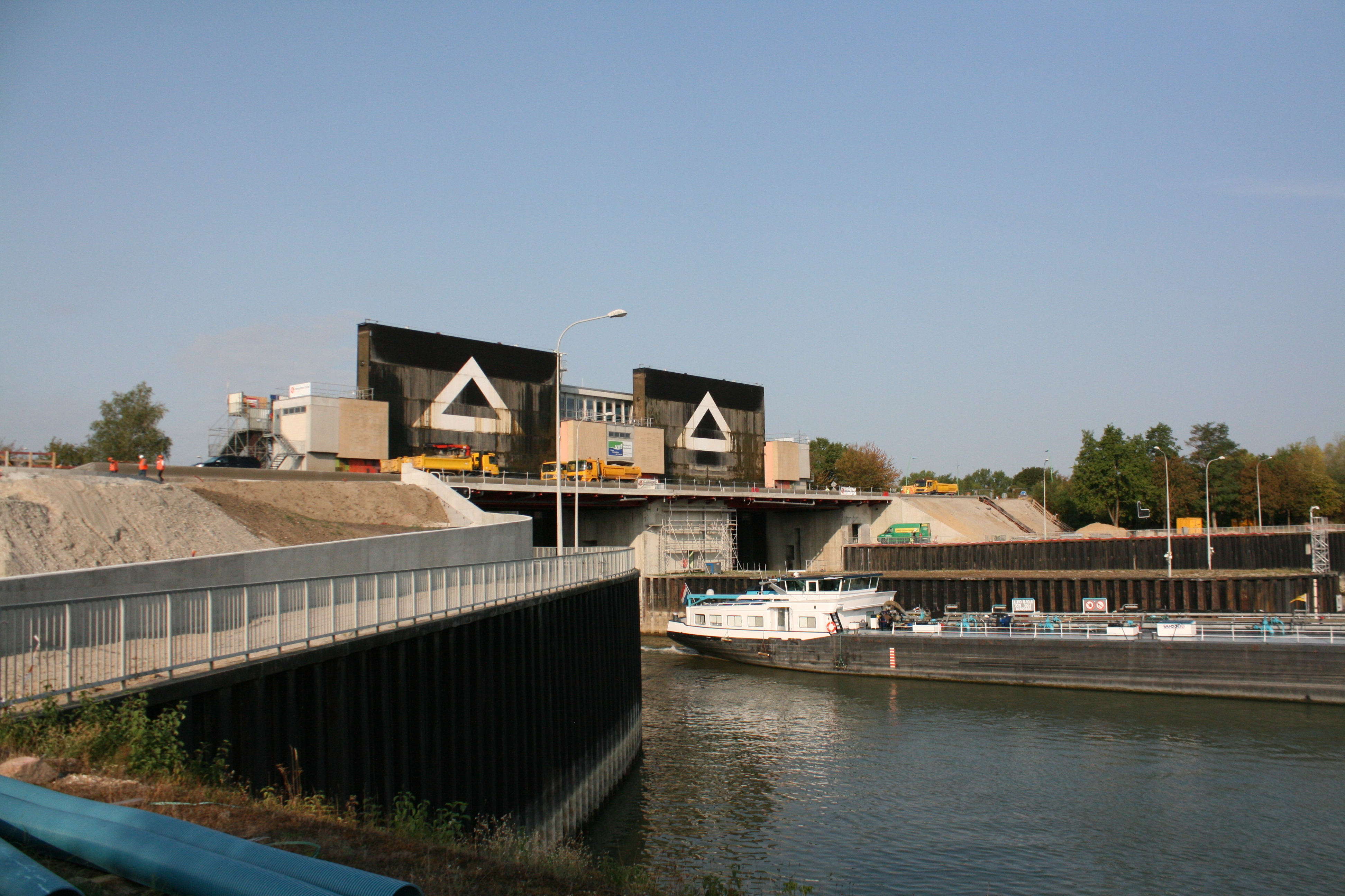 Die Bauarbeiten an den Schleusenbrücken zwischen Gambsheim und Rheinau neigen sich dem Ende zu.