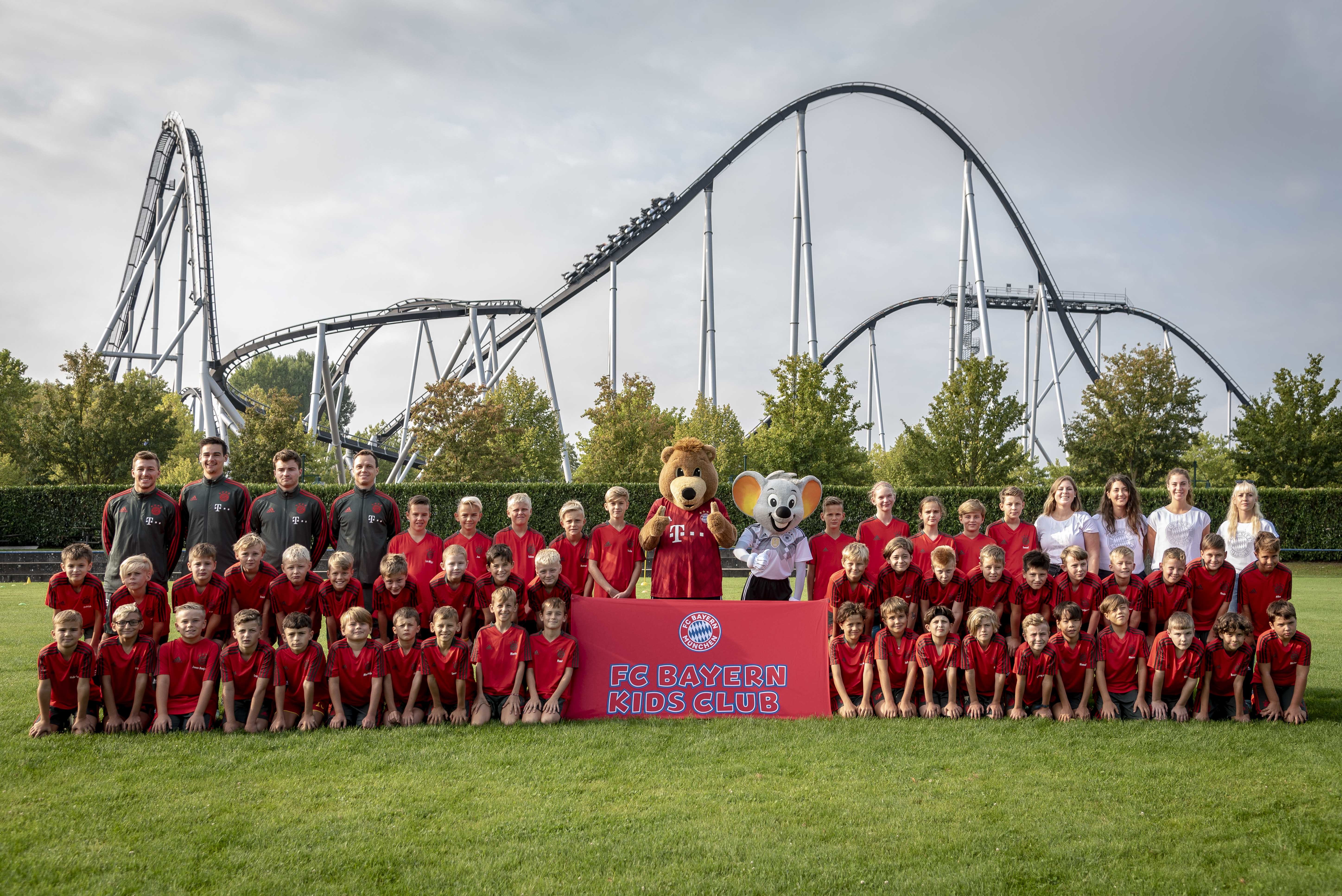 Die Teilnehmer vom beim FC Bayern Kids-Club Fußballcamp im Europa-Park in Rust