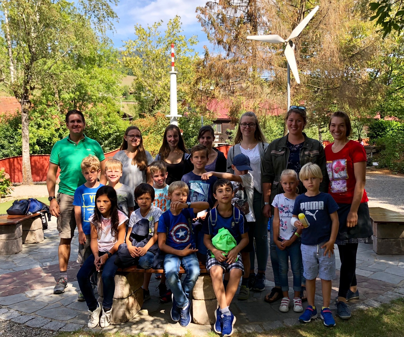 Die Teilnehmer am Abenteuer-Golf-Ausflug der Kappelrodecker Kinderferienfreizeit 2018 mit Betreuerinnen und Bürgermeister.