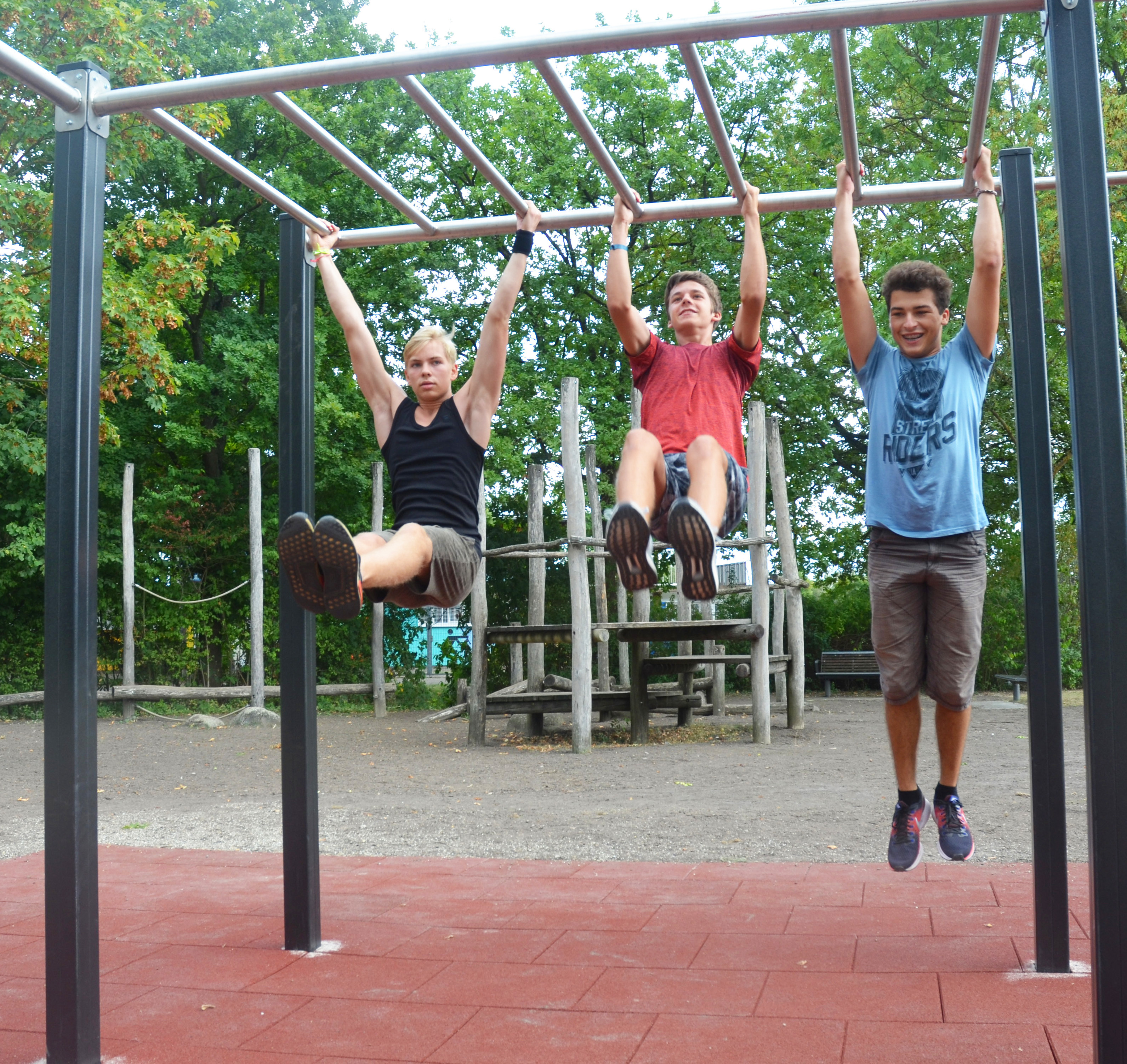 Die drei sportbegeisterten Schüler Patrick Manßhardt, Kilian Le Dru und Nathan Simeon wollen den Workout-Parcours künftig regelmäßig nutzen (von links).