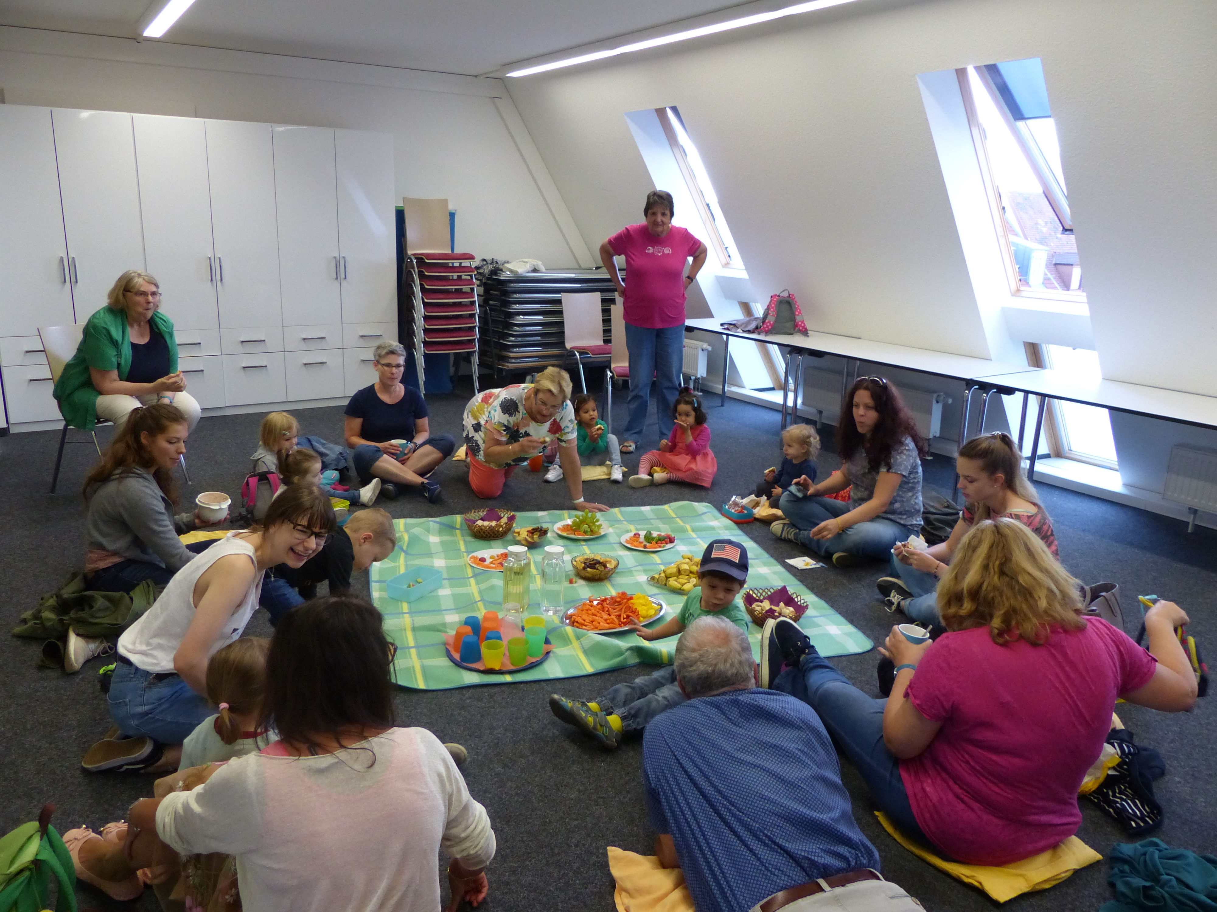 Beim Generationenfrühstück des Seniorenbüros im Juli waren viele Altersstufen vertreten.