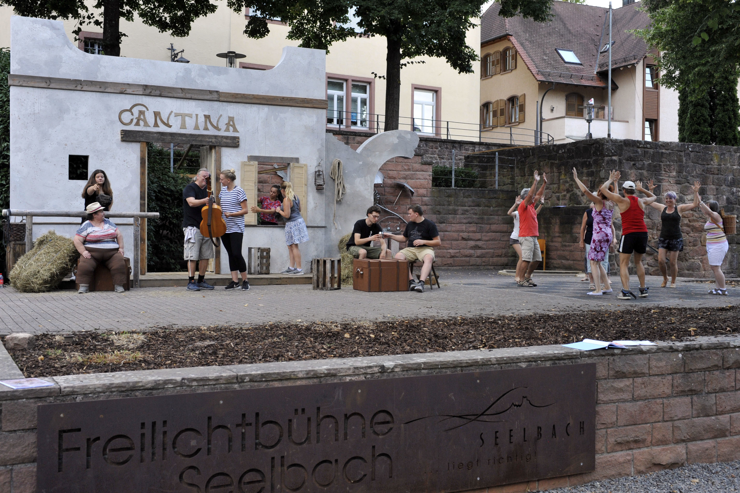 Zur Ouvertüre von "Zorro" versammelt sich die Dorfgemeinschaft auf dem Platz der "Cantina" im Seelbacher Klostergarten.