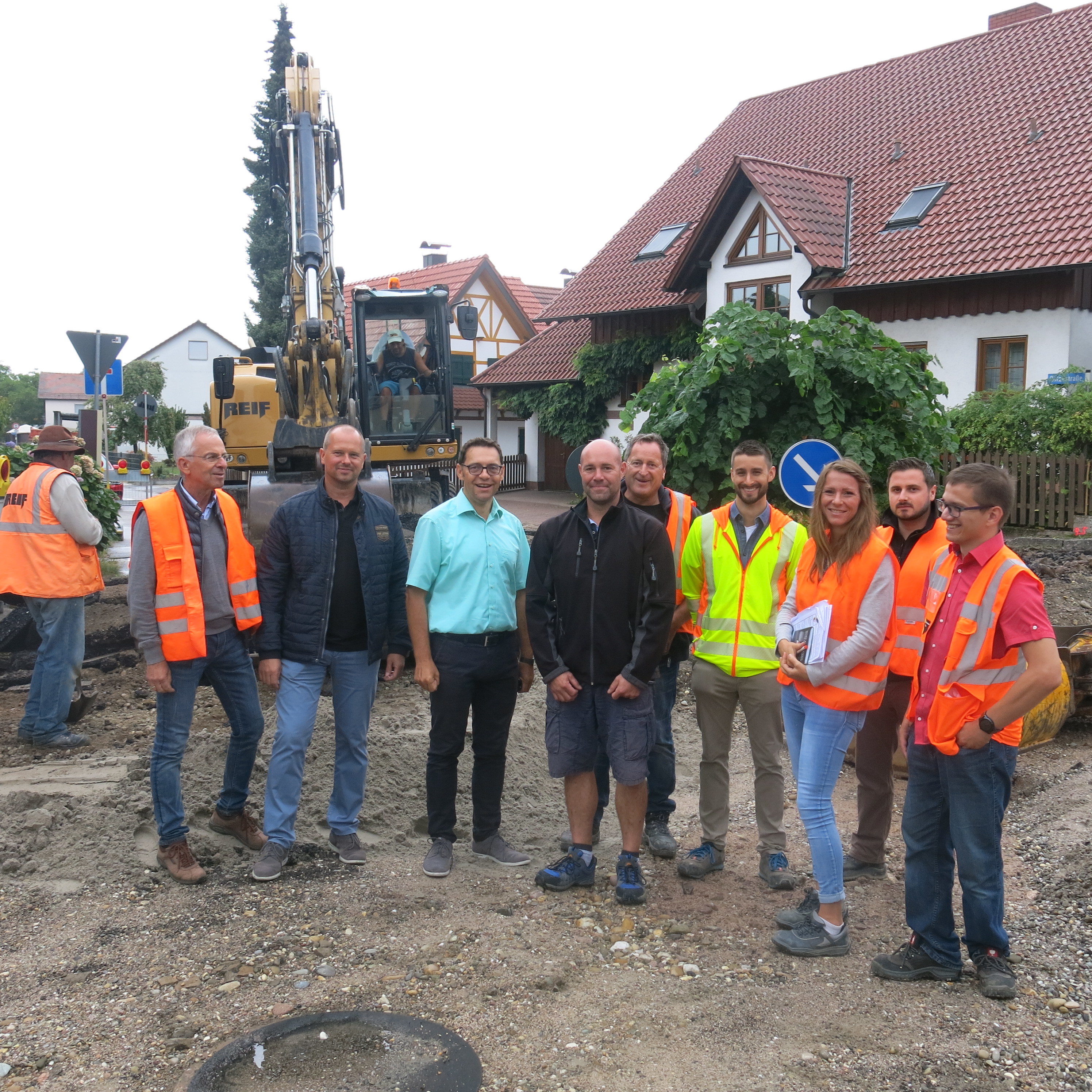 Von links: Volker Zink, Oberbauleitung Firma Reif, Michael Kaiser, Oberbauleitung Ingenieurbüro RS, Oberbürgermeister Klaus Muttach, Uwe Marzluf, Wassermeister Stadt Achern, Achim Gerstner, Vorarbeiter Firma Reif, Nikolas Horn, Bauleitung Ingenieurbüro RS, Stephanie Greth, Projektleitung Stadt Achern, Lukas Hesch, Bauleitung Firma Reif, Michael Wechinger, Projektleiter Straßenbauamt Ortenaukreis