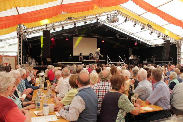 Das Festzelt war beim Seniorenachmittag gestern voll besetzt.